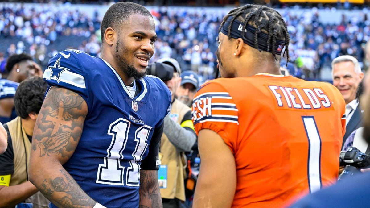 NFL, American Football Herren, USA Chicago Bears at Dallas Cowboys Oct 30, 2022; Arlington, Texas, USA; Dallas Cowboys linebacker Micah Parsons (11) talks with Chicago Bears quarterback Justin Fiel...