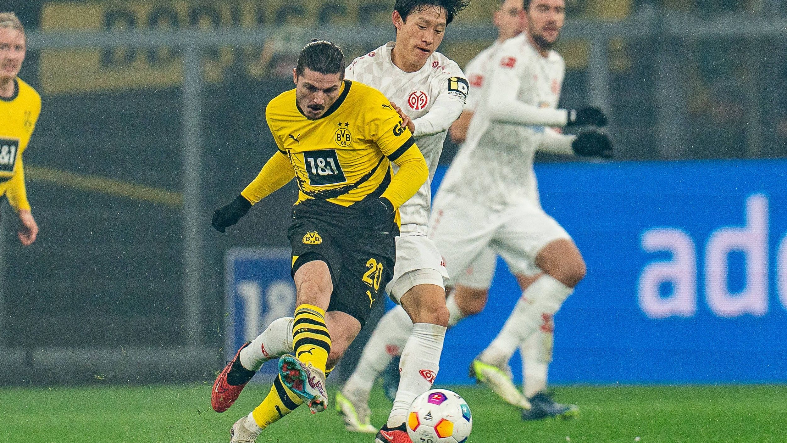 <strong>Marcel Sabitzer</strong> <strong>(Borussia Dortmund)</strong><br>Gute erste Halbzeit. Sehr präsent im Mittelfeld, gewinnt viele Zweikämpfe. Und hat in der 31. Minute Pech mit einem Lattentreffer. Bekommt in der zweiten Hälfte – wie so viele Dortmunder – aber nicht mehr richtig Zugriff aufs Spiel. <em><strong>ran-Note: 3</strong></em>