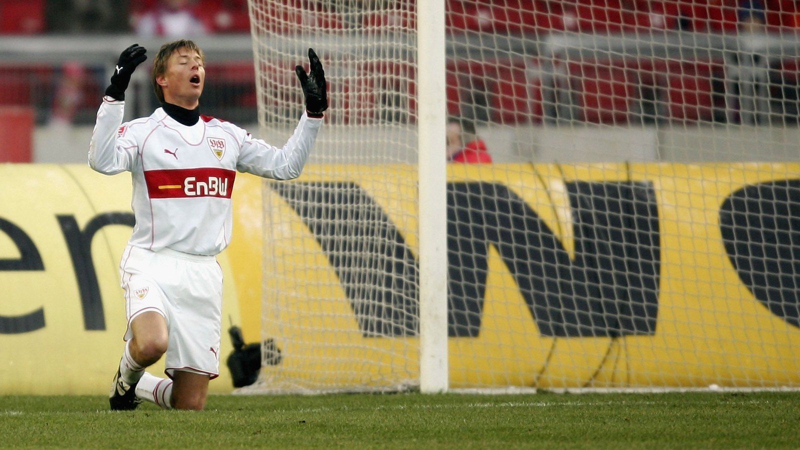
                <strong>Sturm: Jon Dahl Tomasson</strong><br>
                7,5 Millionen Euro kostet der Däne den VfB 2005. AC Mailand wird es gefreut haben. Eineinhalb Jahre und acht Tore später wechselte er für 500.000 Euro zum FC Villarreal. Genug gesagt!
              
