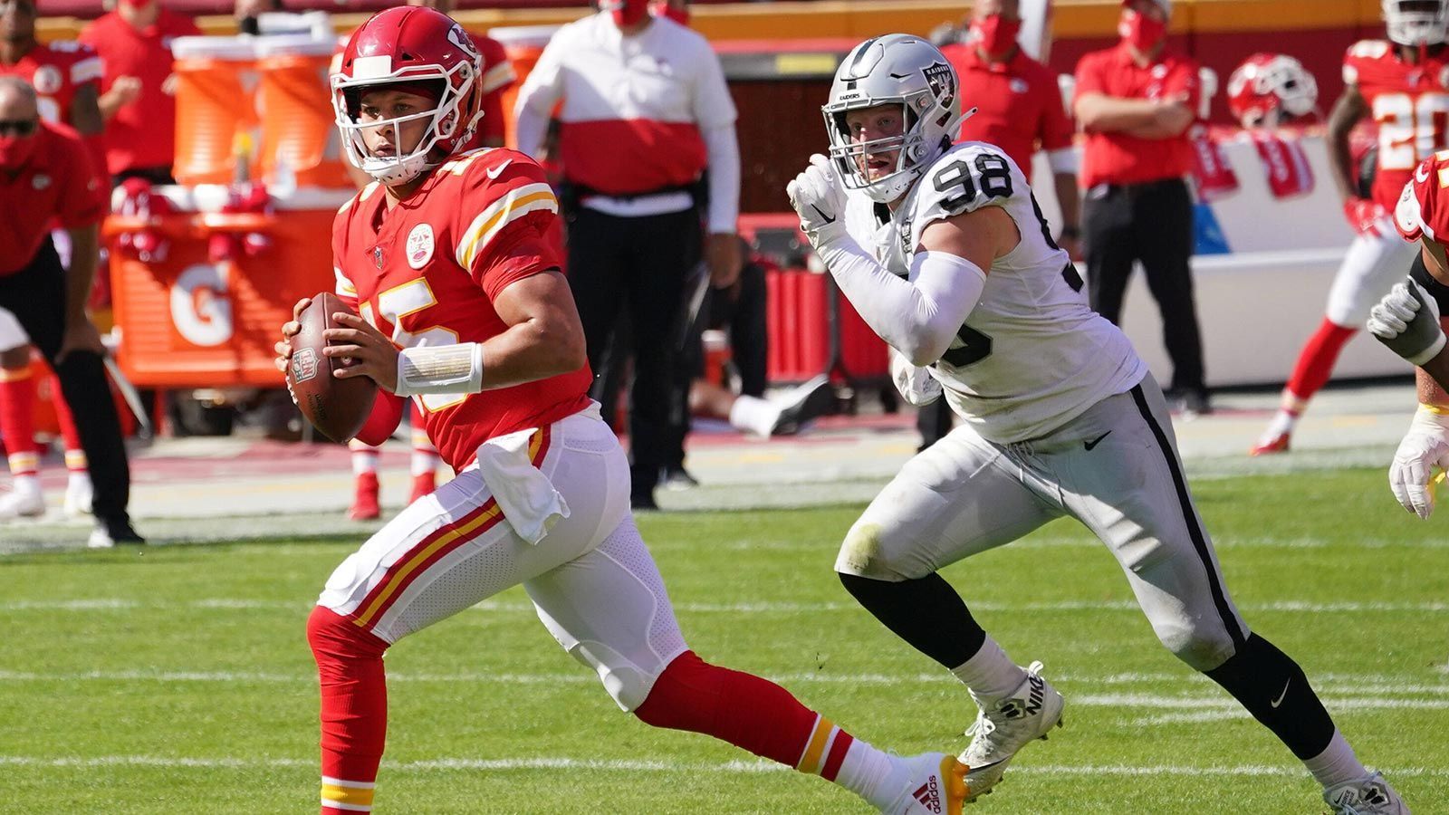 
                <strong>Bescherung an Weihnachten: Las Vegas Raiders at Kansas City Chiefs </strong><br>
                Am 25. Dezember wartet ein Kracher zwischen zwei Divisionsrivalen. Der Kindersender "Nickelodeon" überträgt in den USA, wie Patrick Mahomes und die Kansas City Chiefs die Las Vegas Raiders um Jakob Johnson begrüßen. Schenken werden diese beiden Teams sich definitiv nichts - trotz des 1. Feiertags.
              