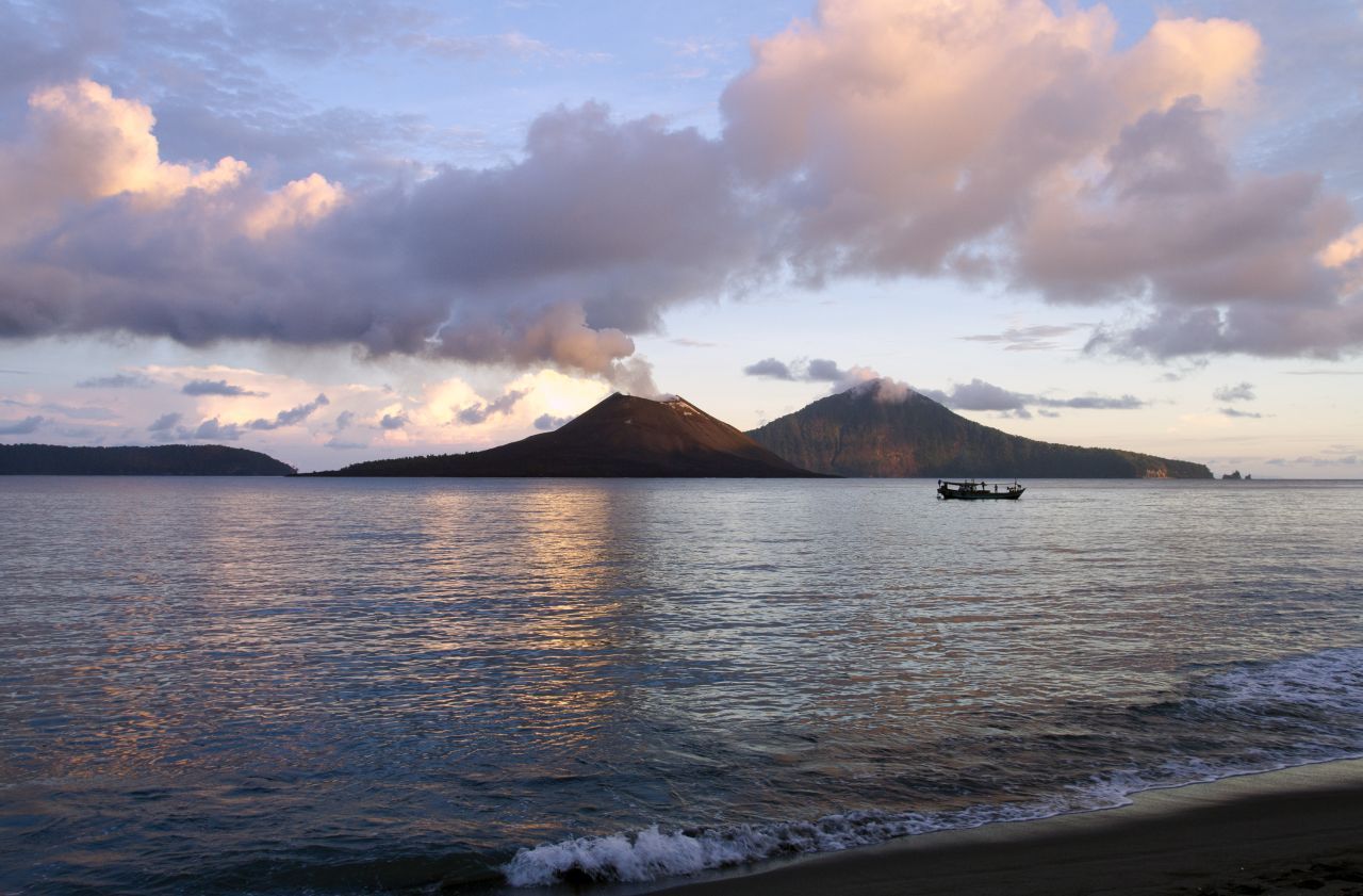 Der Ausbruch des indonesischen Vulkans Krakatau am 27. August 1883 gilt als lautestes Ereignis der jüngeren Geschichte: Den Knall in der Sudanstraße konnte man noch Tausende Kilometer weiter in Australien und auf Mauritius hören. 