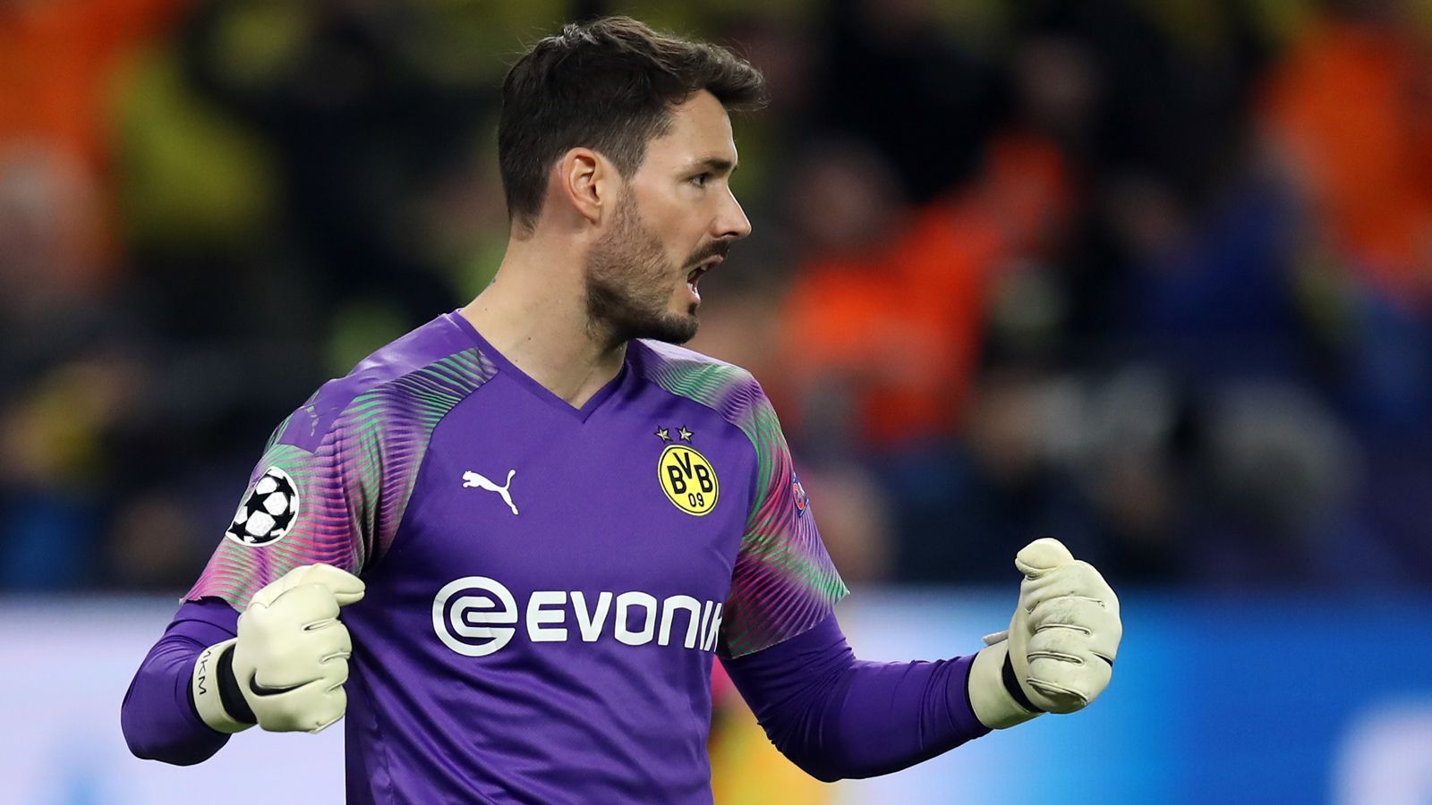 
                <strong>Roman Bürki</strong><br>
                Wenig zu tun für den Schweizer in der ersten Halbzeit. Den Schüssen der Paderborner fehlt die Genauigkeit, weshalb er sich nicht wirklich auszeichnen konnte. Chancenlos beim Elfmeter. ran-Note: 3
              