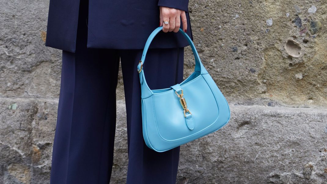 Die "Jackie" ist eine der zeitlosen Taschen von Gucci - und besticht mit ihrem modernen aber zurückhaltendem Design.