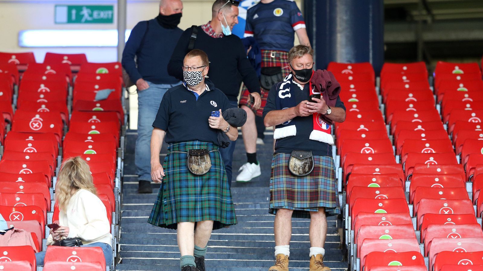 
                <strong>Traditionelle Kluft der Schotten</strong><br>
                Es ist zwar eine Pandemie und Abstand muss gehalten werden, jedoch hält das die Fans der "Bravehearts" nicht davon ab, ihre traditionelle Kluft für den Stadionbesuch auszupacken.
              