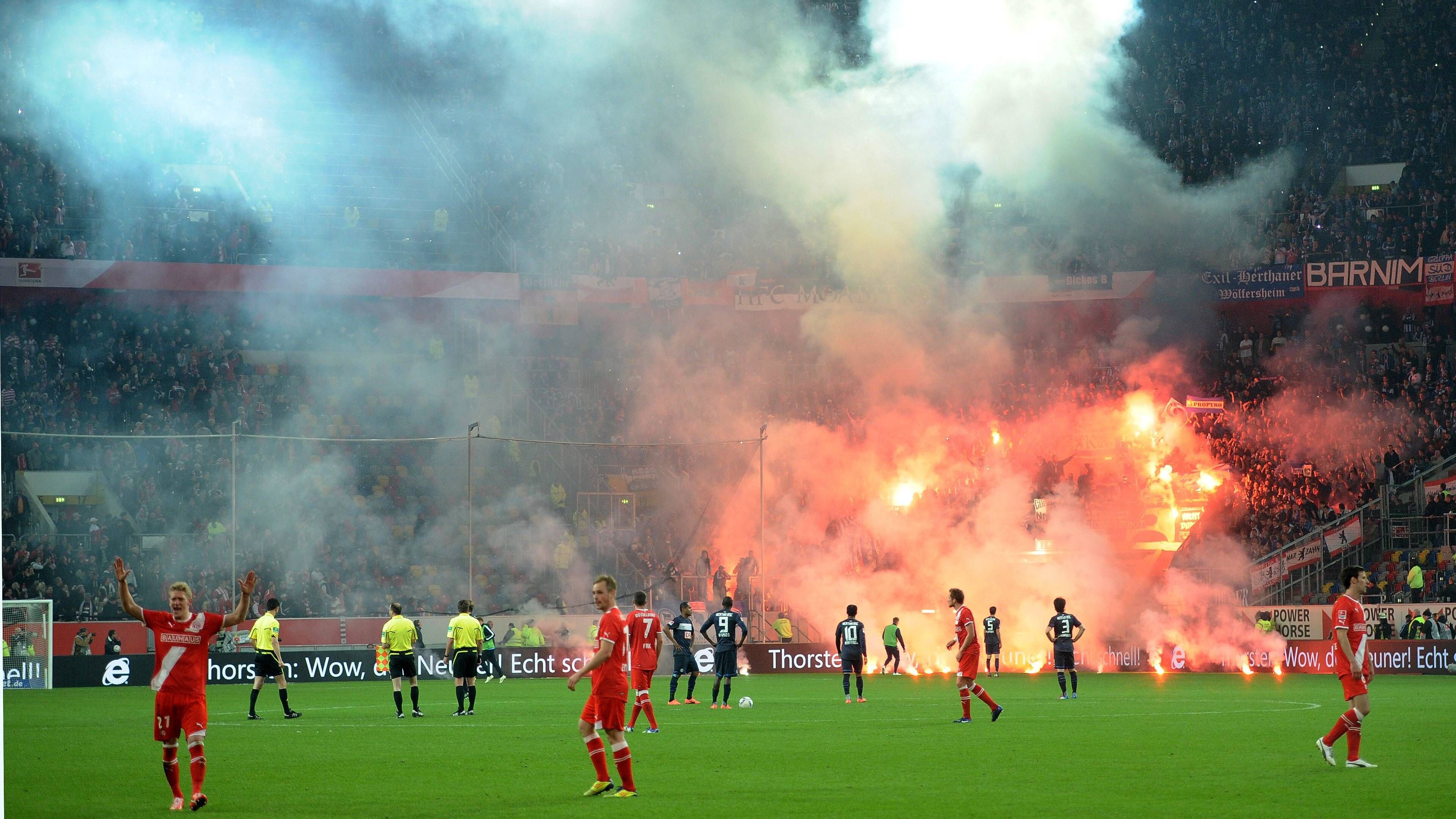 <strong>2012: Fortuna Düsseldorf - Hertha BSC (2:1, 2:2)</strong><br>Fortuna-Fans stürmen vor Abpfiff das Feld, Schiri Wolfgang Stark unterbricht, die Teams flüchten in die Kabinen. Die Hertha berät, ob sie weiterspielt, nach 20 Minuten Unterbrechung werden die letzten 90 Sekunden ausgetragen. Fortuna steigt auf, Hertha pocht erfolglos auf ein Wiederholungsspiel. "Die Begleitumstände waren eine Katastrophe", sagte Rehhagel.