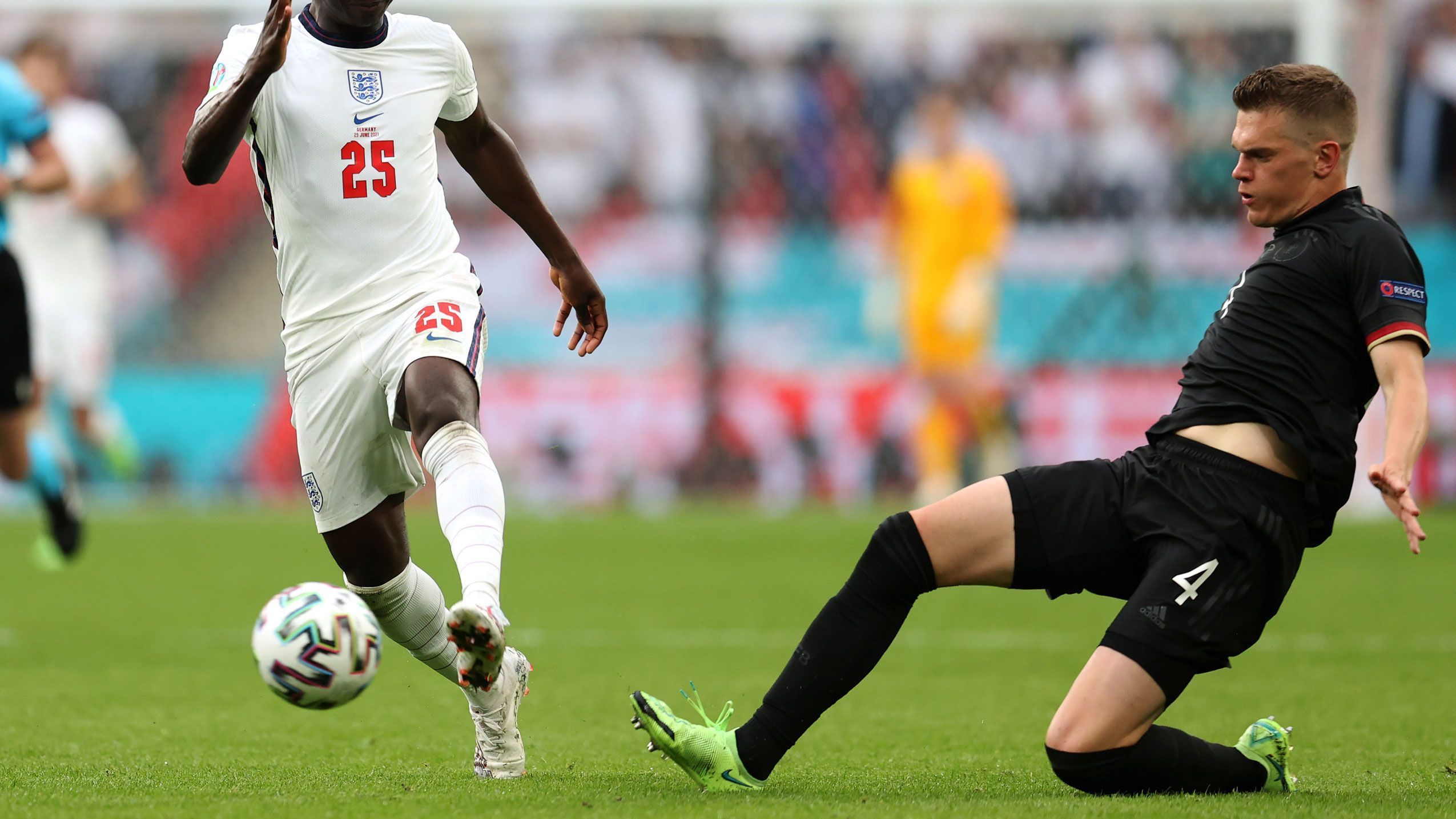 
                <strong>Matthias Ginter (Deutschland)</strong><br>
                Zu Beginn überzeugt der Gladbacher mit gute Zweikampfführung und Antizipation. Doch dann schwimmt er mehr und mehr. Nach einem Foul an Shaw kassiert er schon Mitte der ersten Hälfte Gelb ab. Hat mit dem wieselflinken Sterling so seine Probleme und kann diesen auch nicht am 0:1 hindern. Das 0:2 durch Kane wird ebenfalls über seine Seite vorbereitet, danach wird Ginter erlöst. ran-Note: 5
              