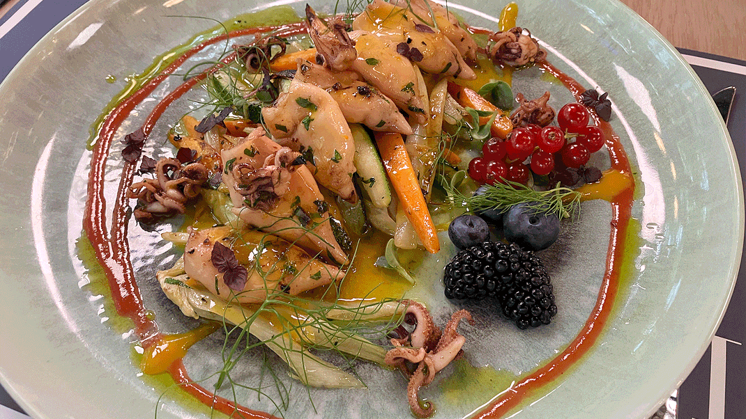 Tagliolini mit Gemüse Nudeln, Baby Calamari und Zitrussoße