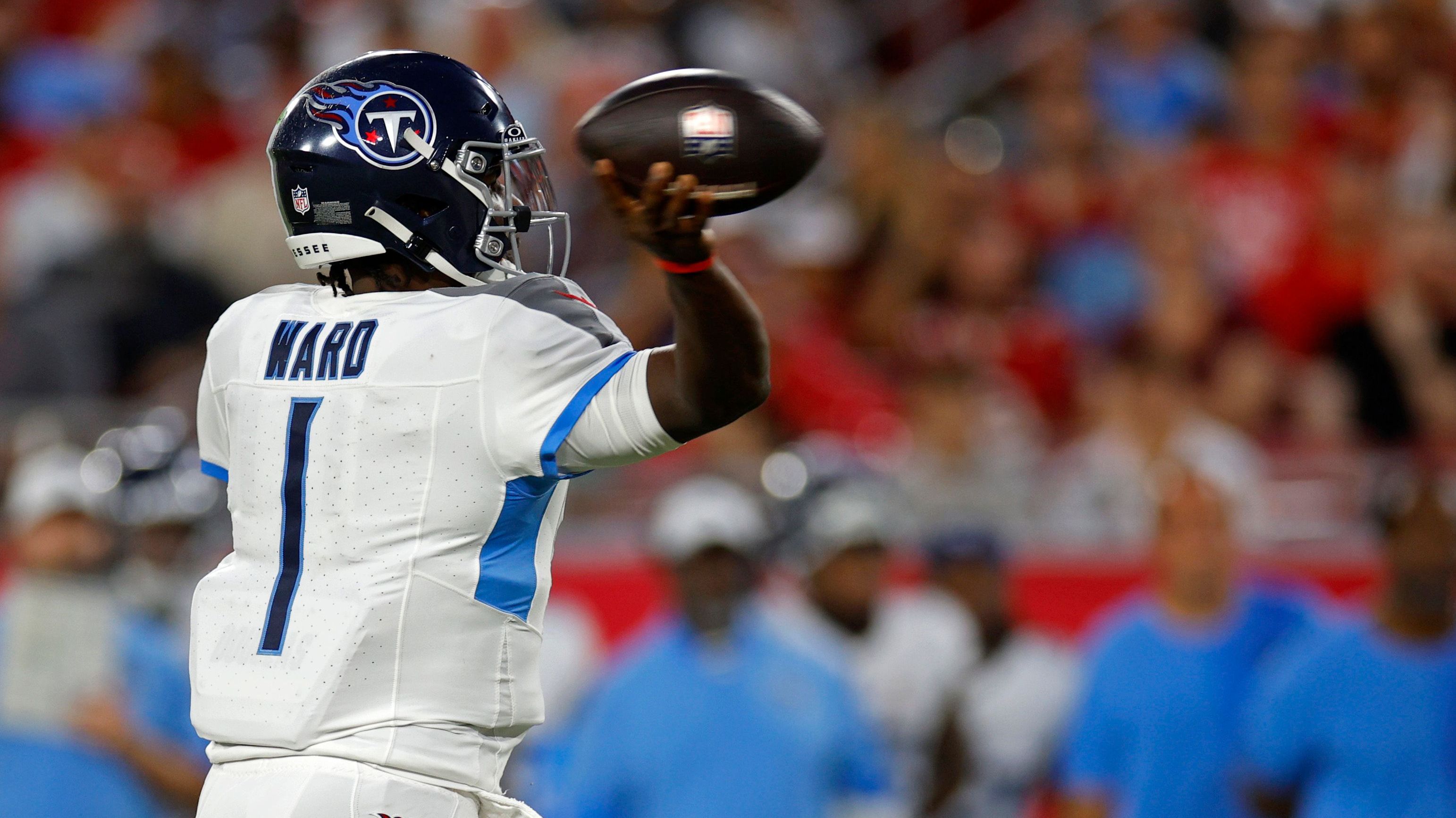 <strong>Platz 29: Cam Ward (Tennessee Titans)</strong><br>Mit hohen Erwartungen startet der erste Pick im abgelaufenen NFL Draft 2025 in die neue Spielzeit. Cam Ward hat Star-Potenzial, bleibt nur die Frage, wie schnell er dies in der NFL zeigen kann. Zu Beginn seiner Karriere startet er im Ranking zumindest recht weit hinten.
