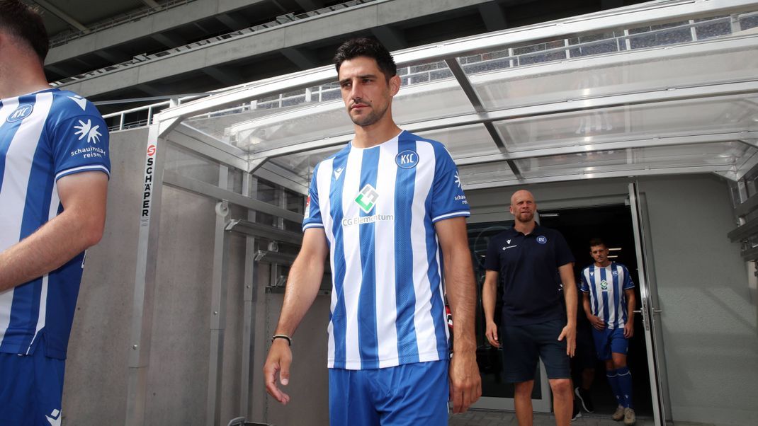 An diesen Anblick muss man sich erst wieder gewöhnen: Lars Stindl im Trikot des KSC&nbsp;