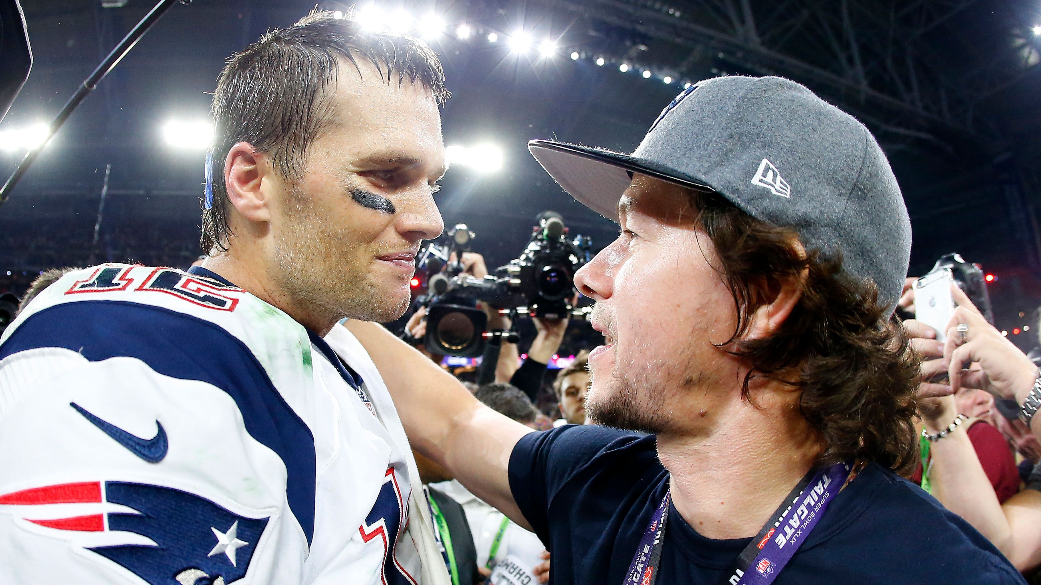 
                <strong>Hollywood-Freund Mark Wahlberg</strong><br>
                Der in Boston geborene Mark Wahlberg gilt als frenetischer Anhänger der New England Patriots. Immer wieder war der Schauspieler bei den wichtigsten Patriots-Spielen am Start und war einer der ersten Gratulanten nach den Super-Bowl-Titeln. Über die Jahre baute sich so zwischen Brady und Wahlberg eine Freundschaft auf. Im Jahr 2015 bekam Brady eine Gastrolle in Wahlbergs Film "Ted2" und sagte sein Mitwirken prompt zu. 
              