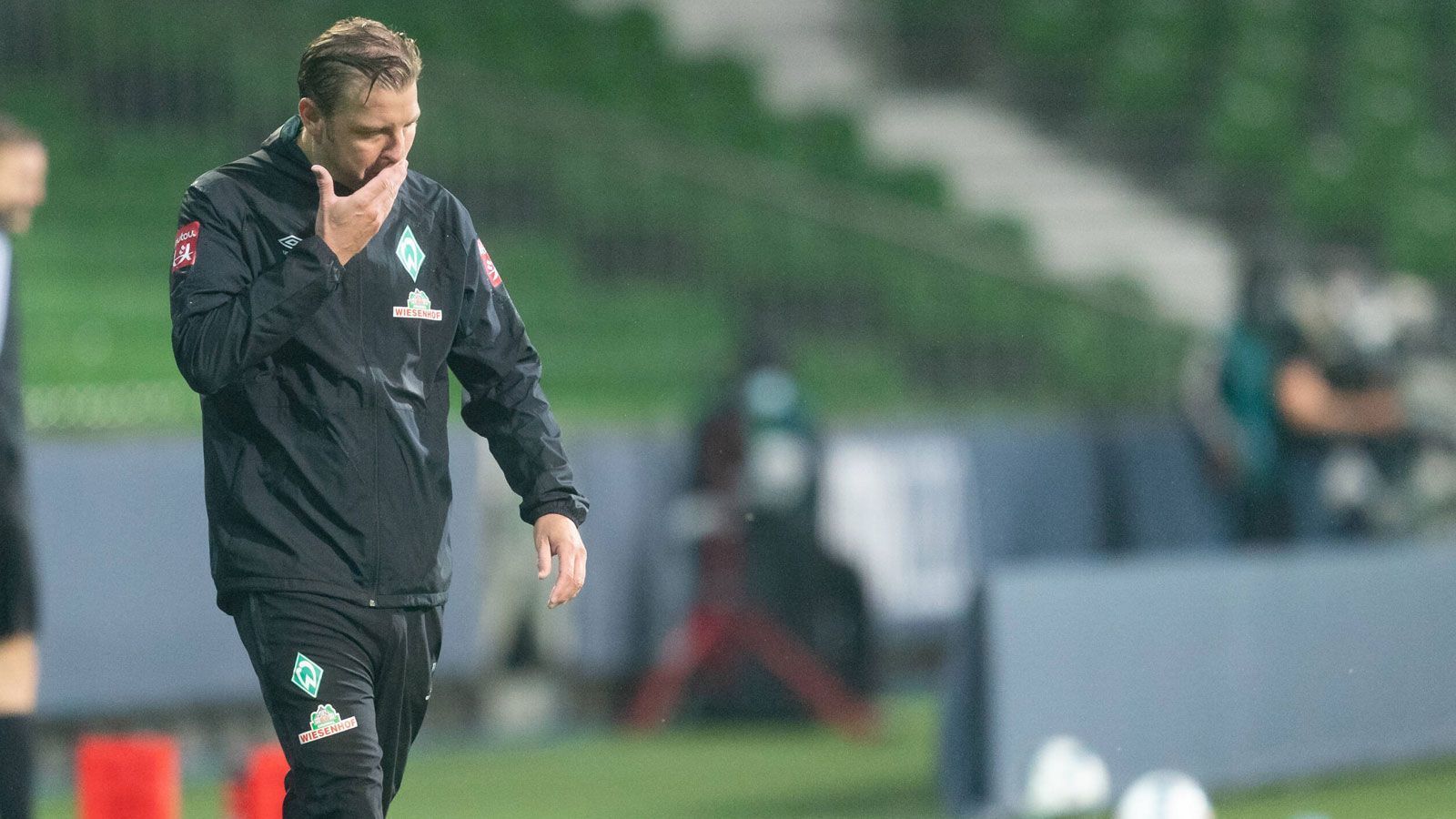 
                <strong>Festhalten an Kohfeldt</strong><br>
                Dass die Bremer trotz schwacher Bilanz und schwacher Auftritte an Trainer Florian Kohfeldt festhalten, ist ungewöhnlich und entspricht nicht den Regeln des harten Bundesliga-Geschäfts. Kohfeldt ist Werderaner durch und durch, ein junger und ambitionierter Coach. Die Auftritte auf dem Rasen waren letztlich aber wenig überzeugend, von dem Fußball der letzten Saison war selten etwas zu sehen. Teilweise entstand außerdem der Eindruck, dass der Trainer die Situation sich schönzureden versucht. Ob das Festhalten an Kohfeldt richtig oder falsch war, wird sich am Montagabend zeigen.
              