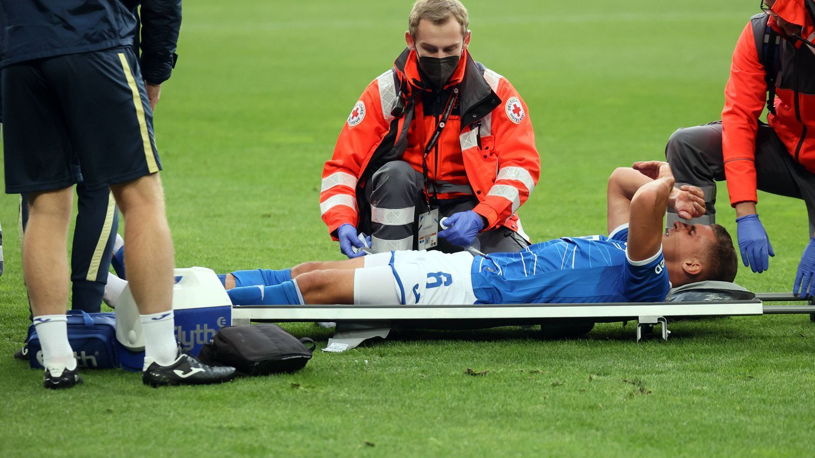 
                <strong>Grischa Prömel (TSG Hoffenheim)</strong><br>
                Etwas überraschend hat es Grischa Prömel von der TSG Hoffenheim auf die vermeintliche vorläufige Kandidatenliste von Bundestrainer Hansi Flick geschafft. Umso bitterer verläuft Prömels Nachmittag gegen RB Leipzig: Nach gut einer Viertelstunde rauscht er mit Teamkollege Baumgartner zusammen und krümmt sich auf dem Rasen. Der 27-Jährige muss mit einer Trage vom Platz gebracht und ausgewechselt werden. Nach dem Schlusspfiff die bittere Gewissheit: Knöchelfraktur und eine lange Verletzungspause! Ob der Bandapparat beschädigt ist, müssen weitere Untersuchungen zeigen. Prömels WM-Traum ist bereits vorbei, bevor er richtig angefangen hat.
              