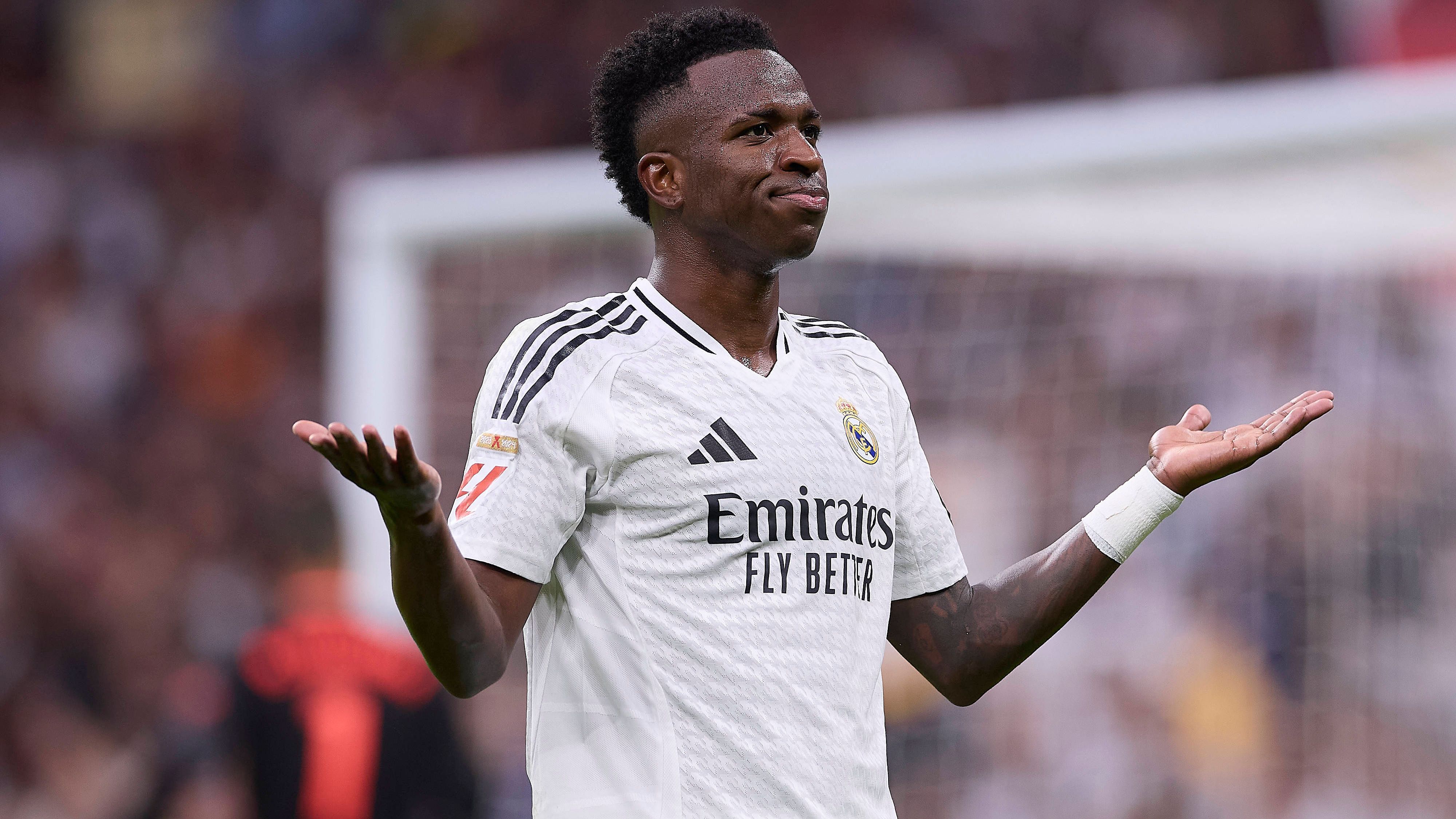 <strong>Vinicius Junior streamt Real gegen Liverpool "illegal" - La Liga ist sauer</strong><br>Die spanische Liga ist überhaupt nicht happy mit Vinicius Junior - und das hat nichts mit seinen theatralischen Schauspieleinlagen zu tun. Der aktuell mit einer Muskelverletzung fehlende Real-Star verfolgte am Mittwoch das Spiel seiner Königlichen beim FC Liverpool (0:2) - allerdings zum Ärger von La Liga nicht über "Movistar", die in Spanien die Übertragungsrechte halten...