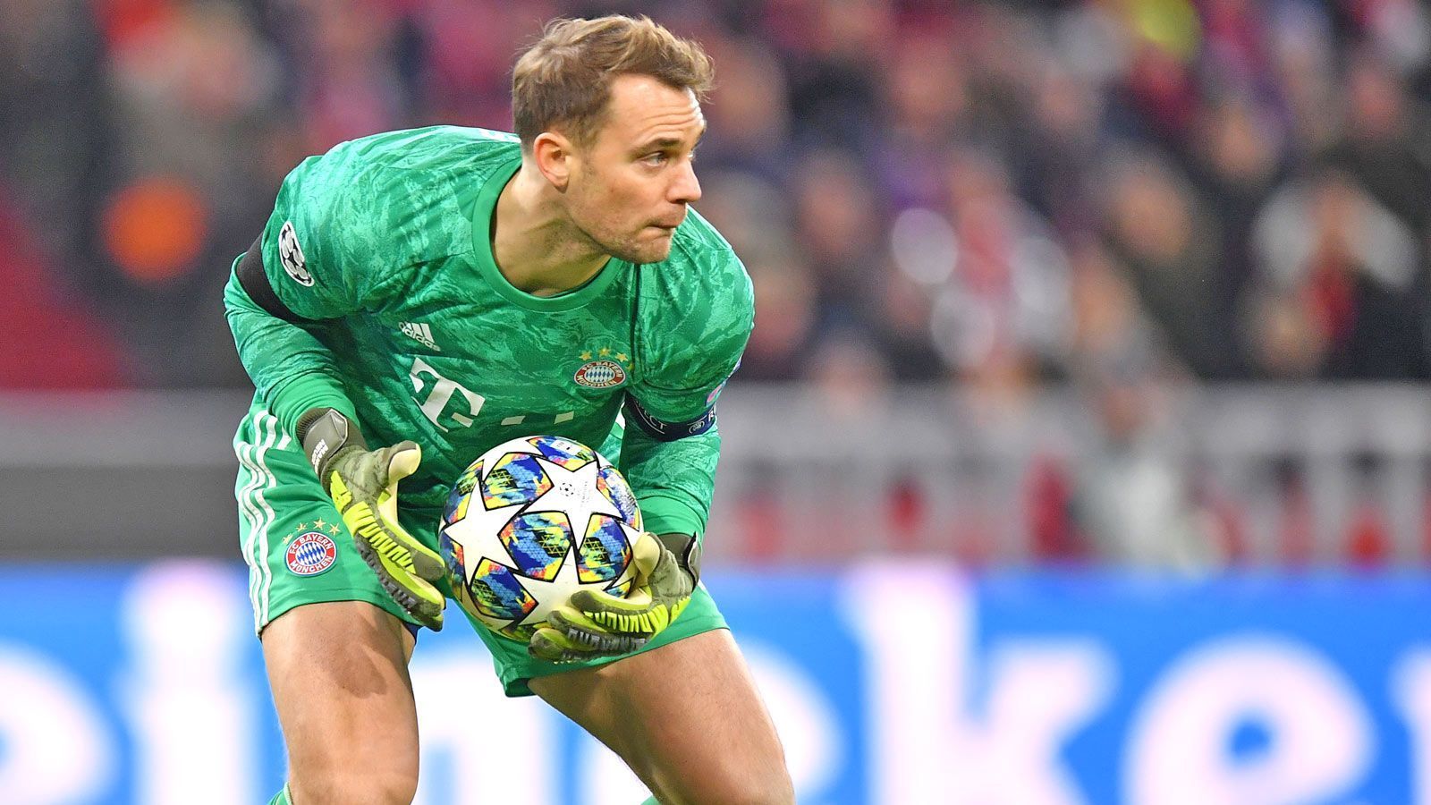 
                <strong>Gruppenphase, 4. Spieltag: Manuel Neuer (FC Bayern)</strong><br>
                Einen deutschen Champions-League-Rekord hat Manuel Neuer aufgestellt. Mit seinem Einsatz gegen Olympiakos Piräus (2:0) stand der Bayern-Keeper nun bei 104 Partien der Königsklasse zwischen den Pfosten. Damit hat Neuer den bisherigen deutschen Torwart-Rekordhalter Oliver Kahn (103) abgelöst. Der Spieler mit den meisten Einsätzen ist weiterhin Philipp Lahm (112), gefolgt von Thomas Müller (108).
              