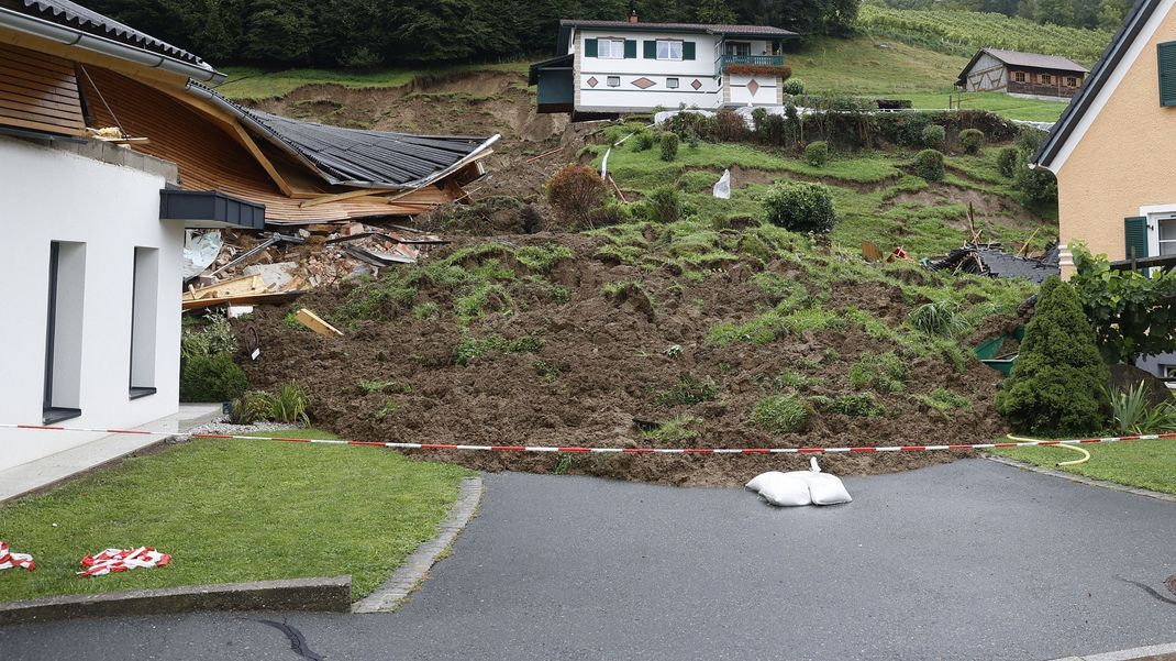 Ein zerstörtes Haus nach einem Hangrutsch Anfang August in der Steiermark in Österreich.
