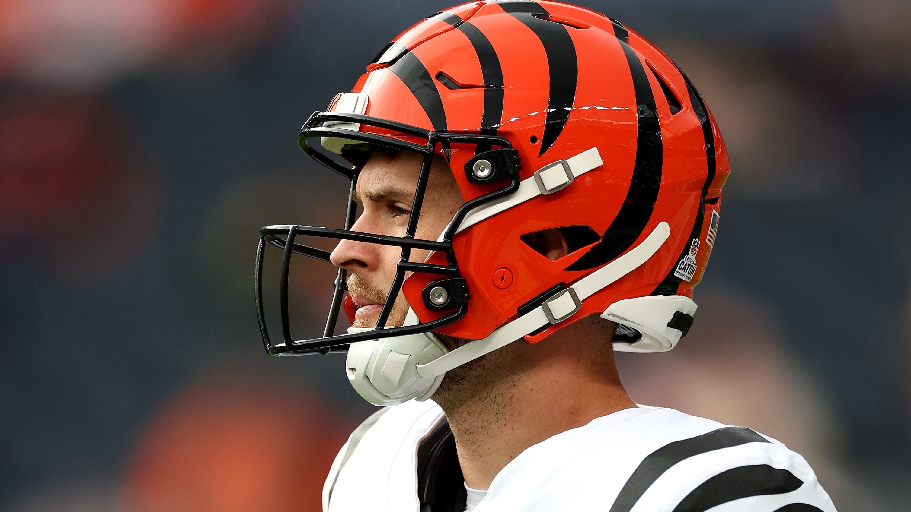<strong>Cincinnati Bengals</strong><br>Nachdem Jake Browning bei der 24:37-Niederlage gegen die Detroit Lions drei Interceptions warf, zieht Head Coach Zac Taylor einen QB-Wechsel in Betracht. "Ich werde nicht davor zurückschrecken, denn das ist eine sehr angebrachte Frage nach der Anzahl der Ballverluste", sagte er und kündigte an, "sich das gesamte Personal anzuschauen". Die Alternative wäre Brett Rypien, der die Erfahrung aus zehn NFL-Spielen (4 x Starter) mitbringt.<br>• Starter: Jake Browning (im Bild)<br>• Backup: Brett Rypien<br>• Practice Squad: Sean Clifford, Mike White <br>• Verletzt: Joe Burrow
