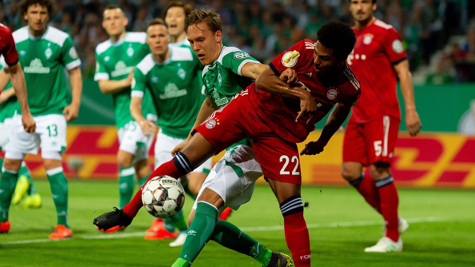 
                <strong>Ludwig Augustinsson (Werder Bremen)</strong><br>
                In der Luft agiert der Schwede tadellos, ansonsten wird er von Gnabry viel beschäftigt. Dabei lässt sich Augustinsson manchmal zu leicht vernaschen. Spielt einen Tick zu oft den Sicherheitspass. In der Schlussphase macht er Platz für Harnik. ran-Note: 4
              