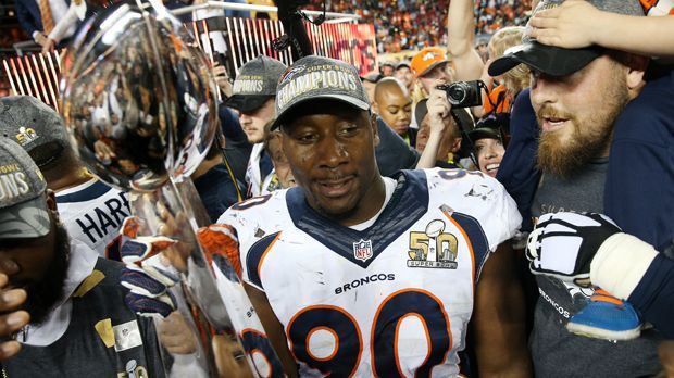 
                <strong>Antonio Smith</strong><br>
                Antonio Smith: Der Defensive End gehört in der NFL zum alten Eisen. Mit 34 Jahren könnte für ihn als Champion Schluss sein. Doch Smith will noch nicht aufhören. Bei den Broncos fand er im 3-4-System der Defense seinen Platz. Der vielseitige Routinier könnte gerade bei jungen Teams mit seiner Erfahrung eine Bereicherung sein.
              