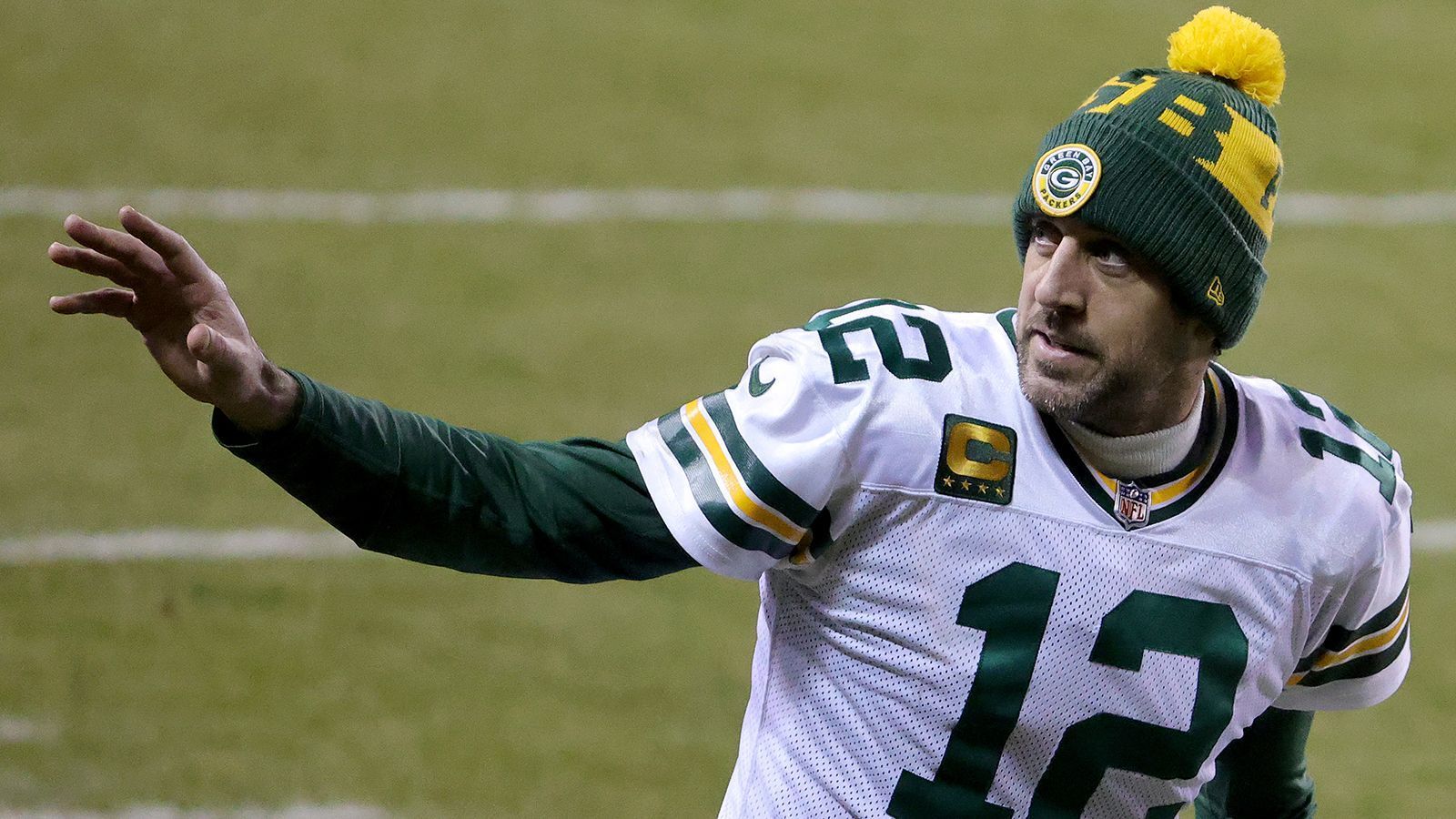 
                <strong>Most Valuable Player (MVP): Aaron Rodgers (Green Bay Packers)</strong><br>
                Bis in die Mitte der Saison standen die Chancen für Russell Wilson extrem gut , doch der Quarterback der Seattle Seahawks konnte sein starkes Niveau beim Saisonstart nicht halten. Ganz im Gegenteil zu Altmeister Aaron Rodgers, der eine der besten Saisons seiner Karriere auf den Rasen brannte. 48 Touchdown-Pässe - keiner erzielte mehr. 71 Prozent angekommene Pässe - keiner der Anwärter auf die Trophäe war erfolgreicher. Der 37-Jährige führte die Green Bay Packers zur besten Offense dieser Saison, zum besten Team der NFC und darf sich völlig zurecht Hoffnungen auf seinen dritten MVP-Titel machen. 
              