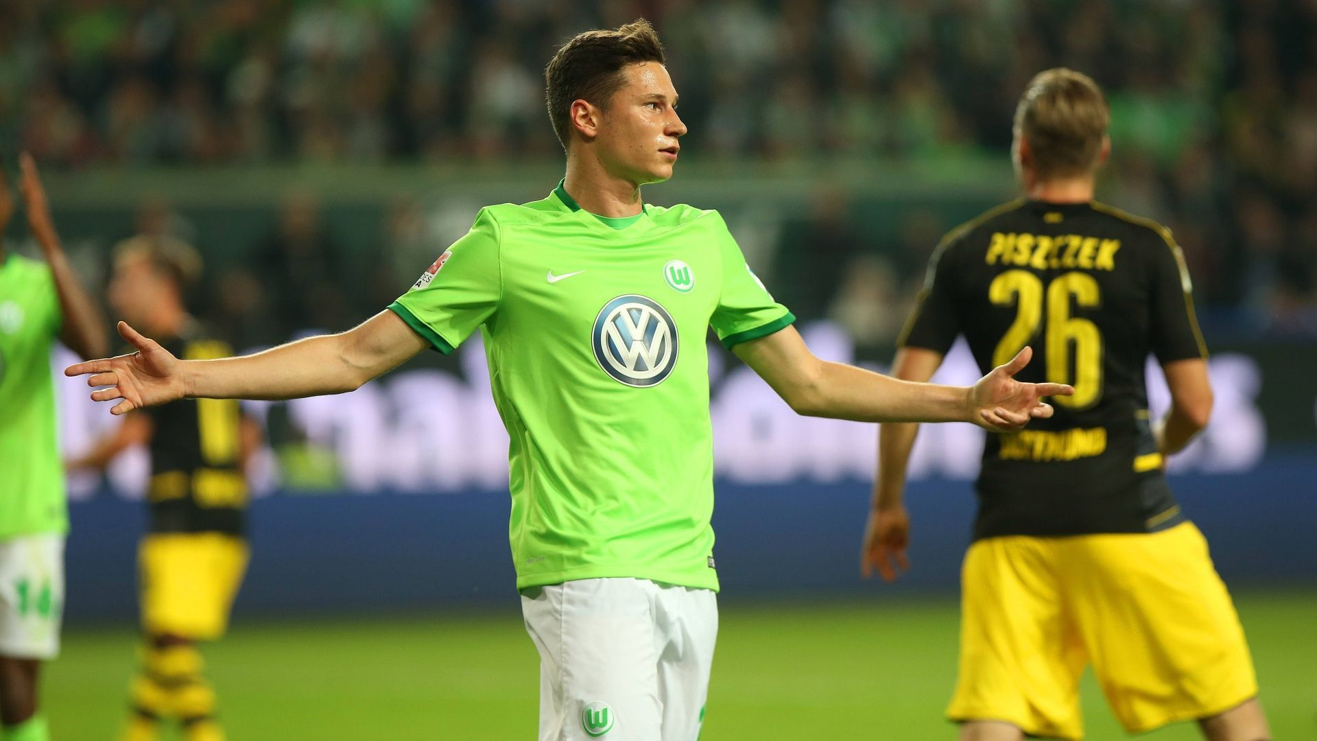 
                <strong>VfL Wolfsburg: Julian Draxler</strong><br>
                "Ein Spieler, der oft als möglicher Flop betrachtet wird, ist Julian Draxler. Draxler wurde im Jahr 2015 von Schalke 04 zu VfL Wolfsburg transferiert. Er galt als vielversprechendes Talent und wurde zu einer hohen Ablösesumme verpflichtet. Allerdings konnte Draxler bei Wolfsburg nicht die erwarteten Leistungen zeigen. Er hatte Schwierigkeiten, sich in das Team einzufügen und konnte nicht konstante Leistungen abrufen. Obwohl er in einigen Spielen sein Potenzial zeigte, konnte er keine entscheidenden Akzente setzen und blieb hinter den Erwartungen zurück."
              