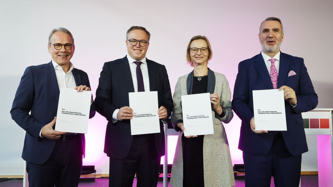 Die Führungsriege von CDU, BSW und SPD präsentiert den Koalitionsvertrag bei einer Pressekonferenz im Landtag. (Archivbild)