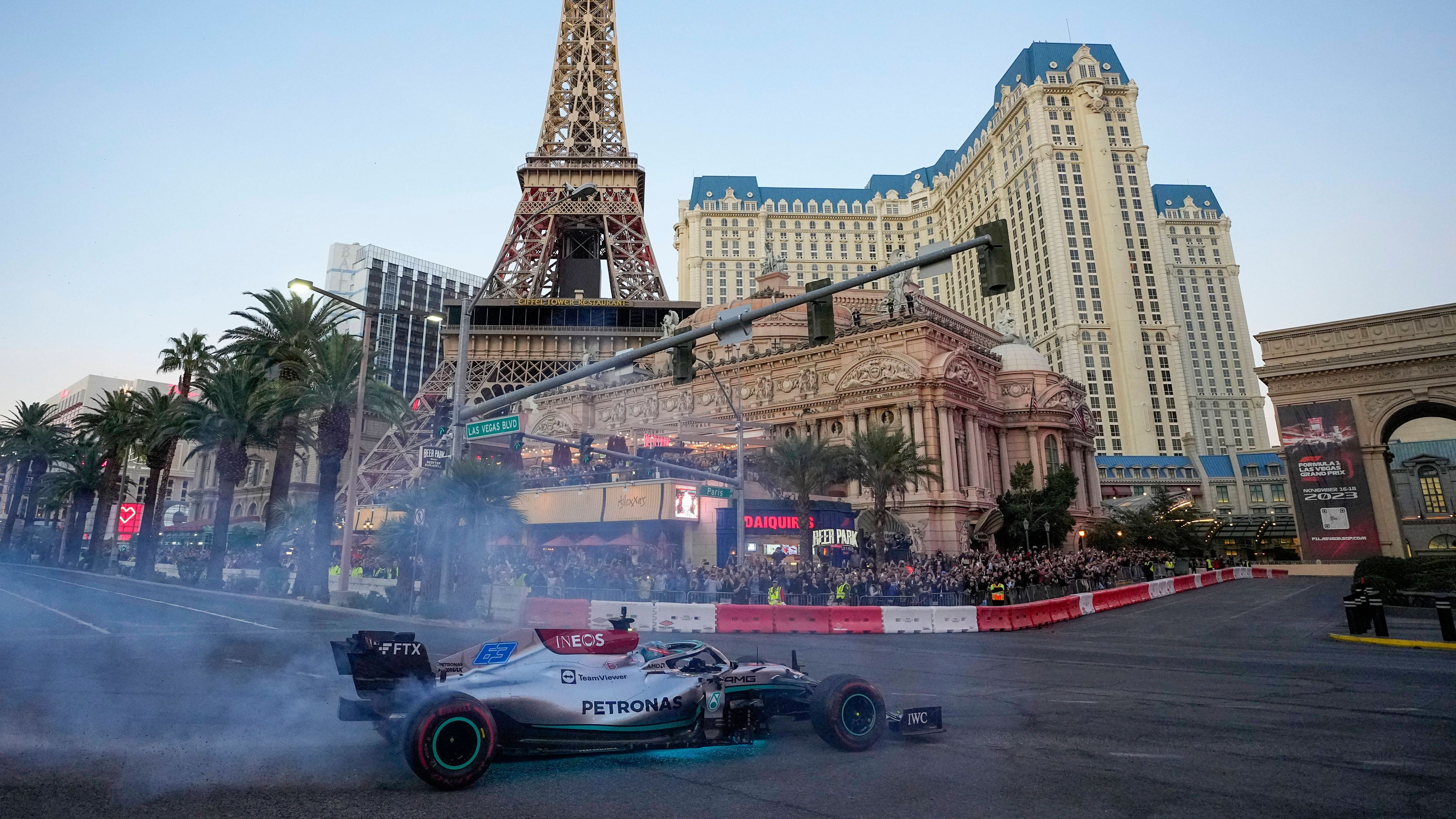 <strong>Formel 1 kehrt nach 41 Jahren nach Las Vegas zurück</strong><br>Am Wochenende ist es soweit, die Formel 1 kehrt in die "Sin City" nach Las Vegas zurück. Nachdem die Königsklasse 1981 und 1982 zwei Flop-Rennen auf dem Parkplatz hinter dem Caesars-Palace-Hotel veranstaltet hatte, startet nun ein neuer Anlauf.