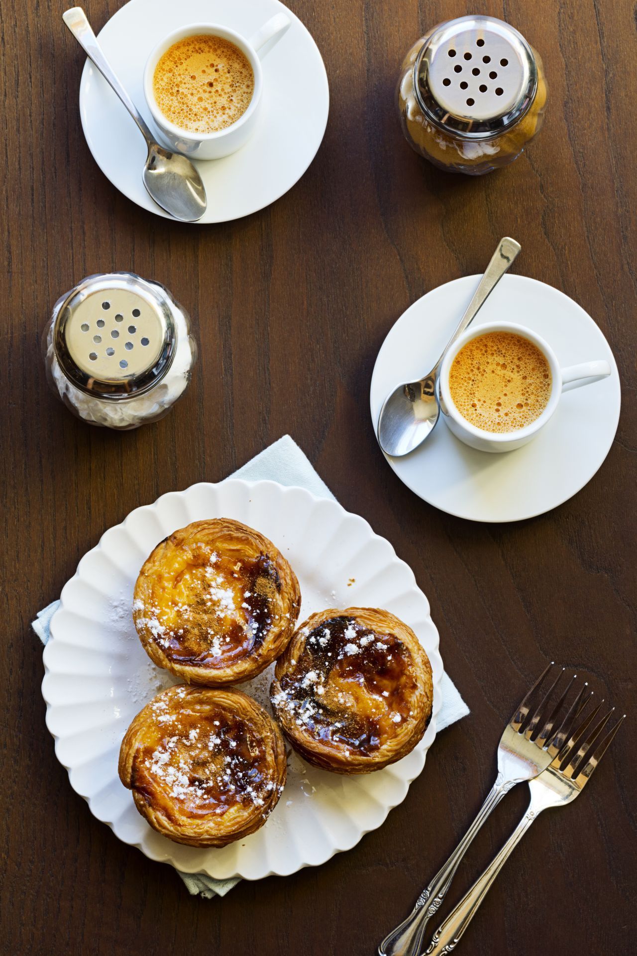 Diese kleinen Puddingtörtchen gibt es in Portugal. "Pastel de nata" ist Blätterteig gefüllt mit einer Vanille-Creme und wird traditionell mit Puderzucker oder Zimtzucker gegessen. Die Kunst ist hier vor allem das Back-Timing: Die Törtchen sollten im Ofen schön braun werden ohne zu verbrennen.
