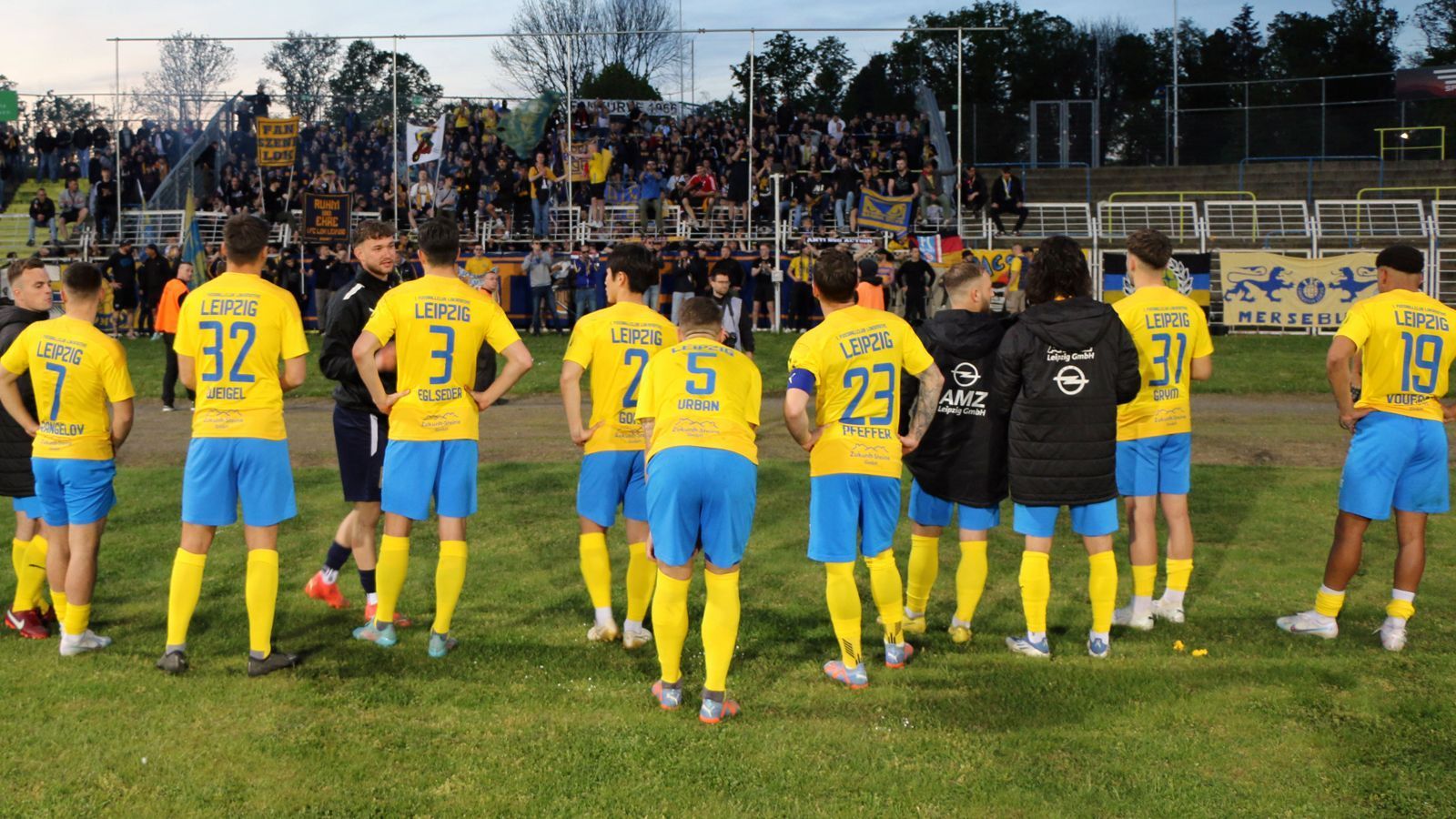 
                <strong>Sachsen: Lokomotive Leipzig</strong><br>
                Mit Lok Leipzig und dem Chemnitzer FC gab es im Landespokal-Finale von Sachsen ein Duell zweier Regionalliga-Mannschaften. Die Leipziger warfen im Halbfinale den Drittligisten Zwickau mit 1:0 aus dem Wettbewerb und setzten sich im Endspiel dann auch klar mit 3:0 gegen Chemnitz durch. 
              