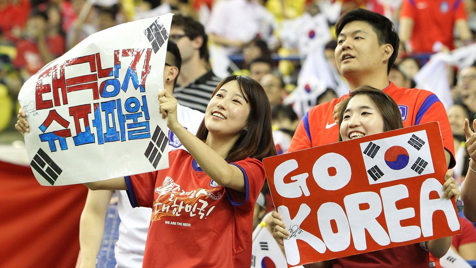 
                <strong>Südkorea</strong><br>
                Der südkoreanischen Präsident Moon Jae-in äußerte am Rande der WM 2018 in Russland gegenüber Fifa-Boss Gianni Infantino, eine Bewerbung in Erwägung zu ziehen. Daraufhin signalisierte der koreanische Fußballverband Nordkorea, China und Japan Gesprächsbereitschaft, so die Nachrichtenagentur Reuters. Die Antworten stehen noch aus.
              