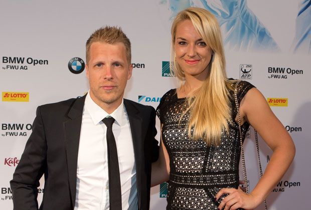 
                <strong>Sabine Lisicki und Oliver Pocher</strong><br>
                ... und posierte auf dem roten Teppich für die Journalisten. Tennis-Star Sabine Lisicki hat mittlerweile auch ihr Lachen wiedergefunden, nachdem sie enttäuschend in der ersten Runde des WTA-Turniers in Stuttgart ausgeschieden war.
              