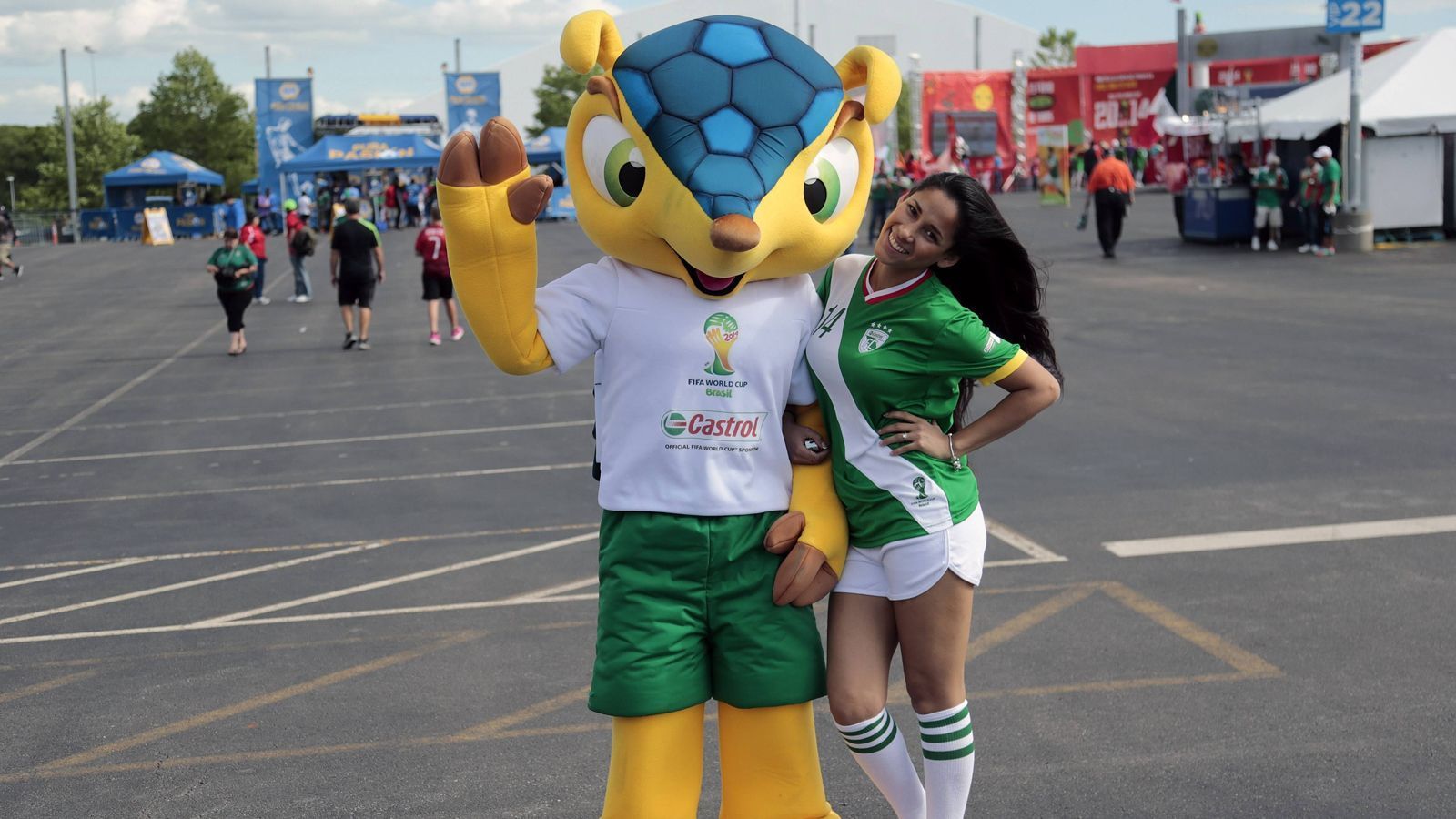 
                <strong>WM 2014 in Brasilien: Fuleco</strong><br>
                In Brasilien trat dann mit Fuleco ein brasilianisches Dreibindengürteltier mit gelben Fell und blauem Panzer als Maskottchen auf. Mit der bedrohten Tierart sollte die Bedeutung der Natur und des Umweltschutzes in den Blickpunkt gerückt werden. Der Name Fuleco ist eine Kombination der Wörter Fußball und Ökologie und setzte sich in einer Abstimmung gegen die Alternativen Amijubi und Zuzeco durch. Das offizielle Lied des Maskottchens ist "Tatu bom de bola" ("Gürteltier gut am Ball") von Arlindo Cruz.
              