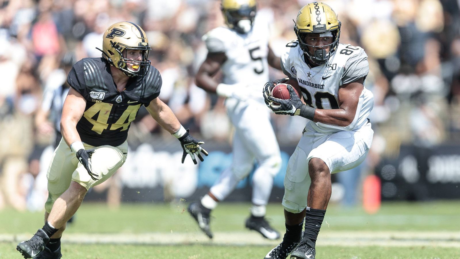 
                <strong>Verlierer: Jared Pinkney (Tight End, Vanderbilt Commodores)</strong><br>
                Auch Jared Pinkney konnte seine Aktien vor dem Draft nicht steigern. Der Student der Vanderbilt-Universität lief mit einer Zeit von 4,96 Sekunden die langsamste Zeit aller Tight Ends beim 40 Yard Dash. Mangelnde Beweglichkeit und Probleme beim Fangen zogen sich durch die einzelnen Übungen.
              