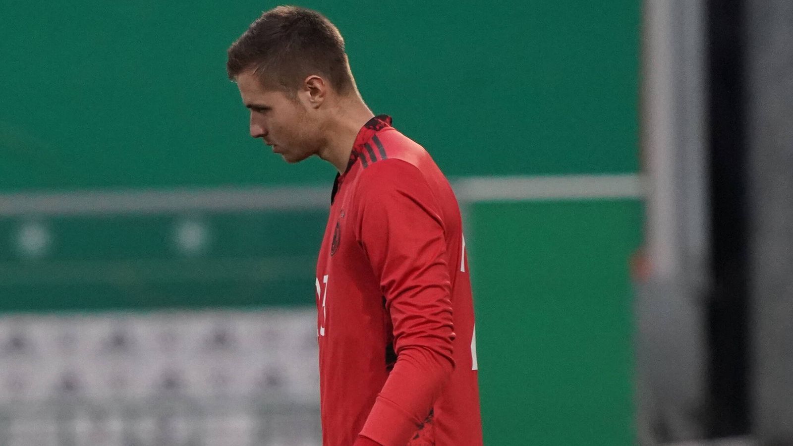 
                <strong>Lennart Grill</strong><br>
                Der Keeper erlebt im Fürther Ronhof lange Zeit einen ruhigen Abend, muss dann mit zunehmender Spieldauer aber immer mehr auf der Hut sein. Denn die Bosnier kommen mit Weitschüssen, dem ein oder anderen Freistoß und Kopfbällen immer wieder zu Torabschlüssen. Doch Grill bleibt fokussiert und konzentriert, wehrt alles sicher und souverän ab. ran-Note: 3
              