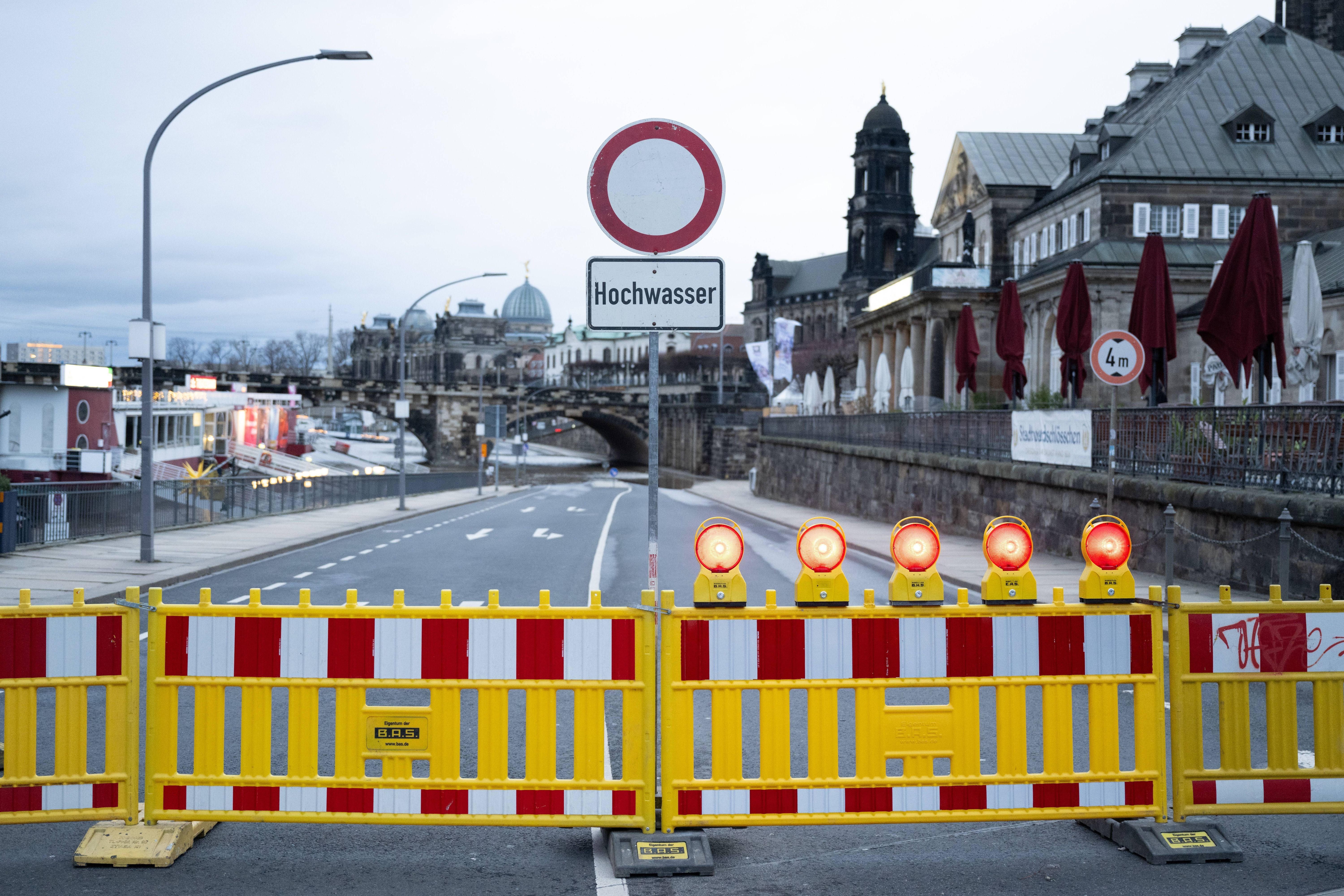 Leichte Hochwasser-Entspannung In Dresden - Lage In Niedersachsen ...