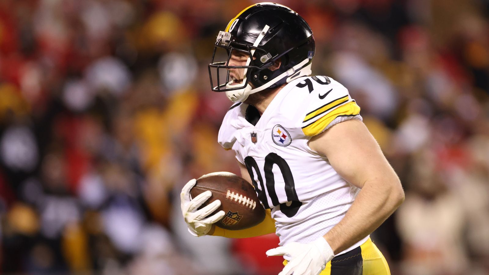 
                <strong>Defensive Player of the Year</strong><br>
                Einen klaren Favoriten gibt es allerdings bei der Wahl zum besten Defensivspieler der Saison: T.J. Watt von den Pittsburgh Steelers sehen die Buchmacher mit einer Quote von -350 weit vorne. Kein Wunder, stellte er mit 22,5 Quarterback-Sacks den Saisonrekord von Michael Strahan ein. Außenseiterchancen haben auch noch Micah Parsons von den Dallas Cowboys (+200) und Aaron Donald von den Los Angeles Rams (+500).
              