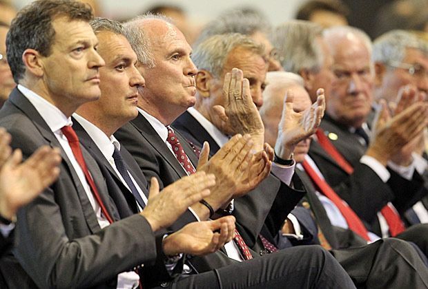 
                <strong>In erster Reihe</strong><br>
                Hoeneß verfolgt die Versammlung im Audi Dome in der ersten Reihe zwischen Vorstandsmitglied Jörg Wacker und dem ehemaligen bayerischen Ministerpräsidenten Edmund Stoiber.
              