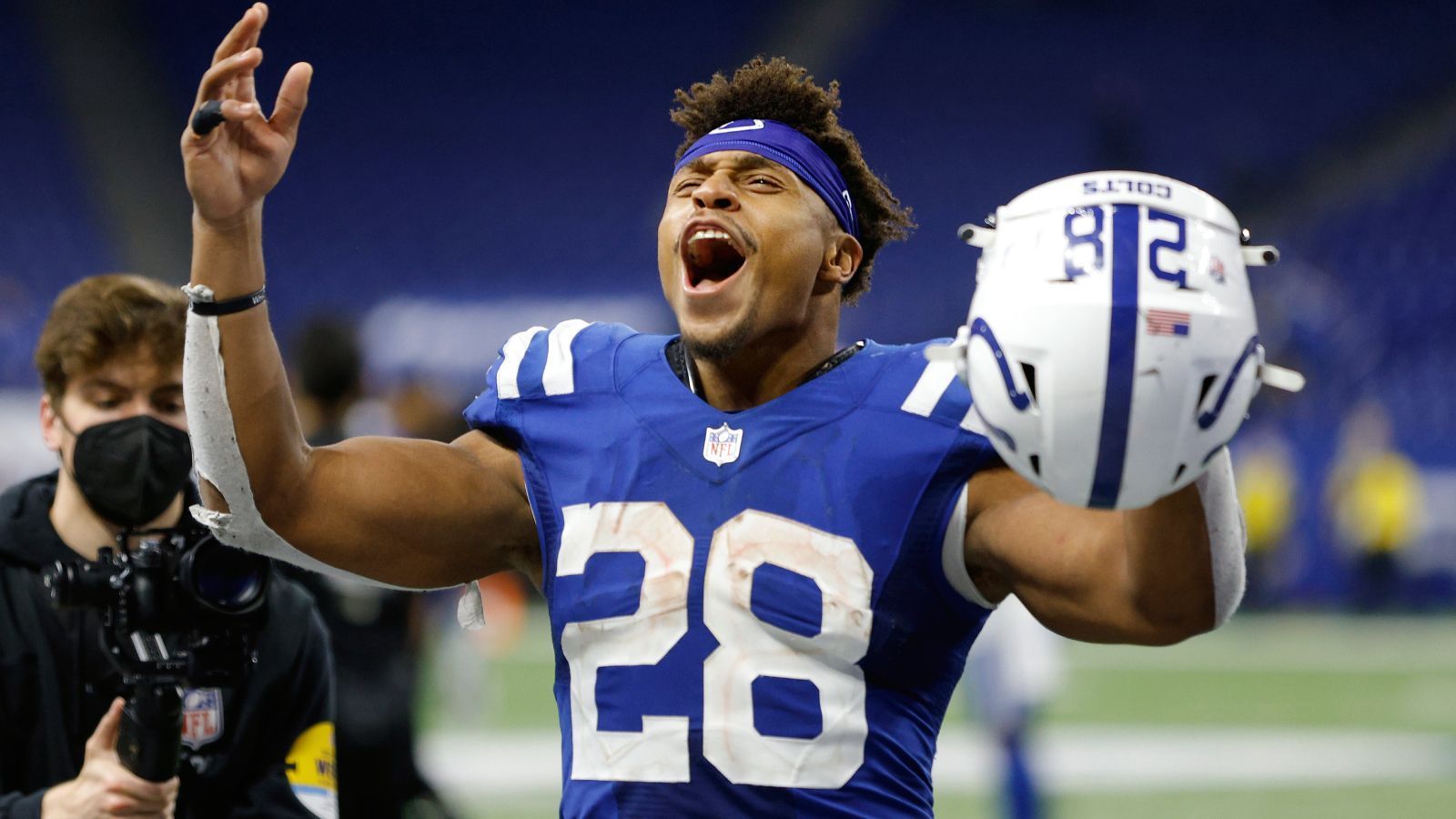 
                <strong>Gewinner: Jonathan Taylor (Indianapolis Colts)</strong><br>
                In Abwesenheit von Derrick Henry ist es Running Back Jonathan Taylor von den Indianapolis Colts, der bald die Führung in der Kategorie "Rushing Yards" übernehmen wird. Insgesamt kommt Taylor auf 821 Yards bei nur 140 Läufen sowie acht Rushing Touchdowns. Gegen die New York Jets zeigte er beim 45:30, was er drauf hat. Gegen eine eigentlich passable Defense erlief alleine Taylor 172 Yards, über neun Yards pro Lauf! Hinzu kommen 28 Yards durch die Luft. Taylor ist die gefährlichste Waffe in der Offense der Colts.
              