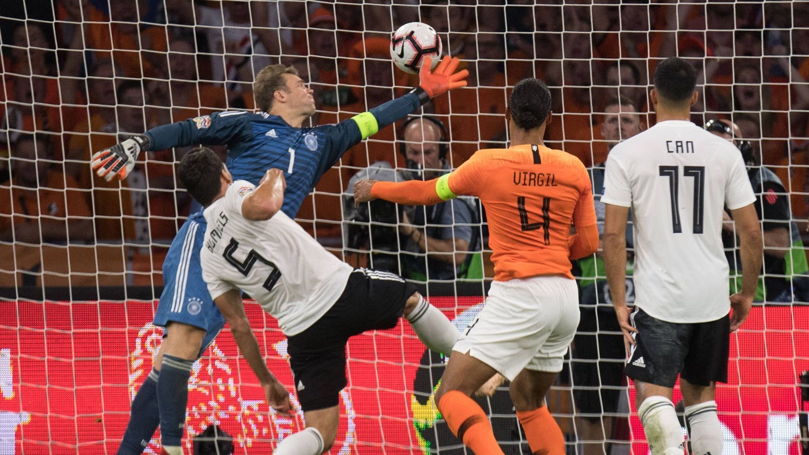 
                <strong>Nations League 2018: Niederlande - Deutschland 3:0</strong><br>
                Und nun patzt auch noch Manuel Neuer. Das vorentscheidende erste Gegentor muss der deutsche Keeper auf seine Kappe nehmen. Danach bricht das Spiel der "Mannschaft" wieder einmal völlig in sich zusammen. Jogi Löws Kredit bei Medien, Fans und DFB dürfte fast aufgebraucht sein. Der halbherzige Neuanfang ist fehlgeschlagen.
              