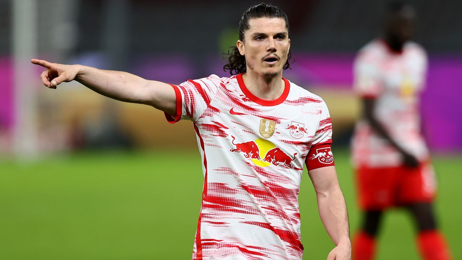 
                <strong>RB Leipzig: Marcel Sabitzer</strong><br>
                Im August 2020 wurde Marcel Sabitzer beim RB Leipzig von seinen Kollegen zum Kapitän des Teams gewählt und hat dieses Amt auch unter dem neuen Coach Jesse Marsch inne. "Er ist unser Spieler, er war unser Kapitän letztes Jahr und hat eine super Saison gespielt. Er war ein guter Anführer und er bleibt Kapitän", sagte Marsch bei "Sky" vor Leipzigs Pokal-Auftakt in Sandhausen. Aber gut möglich, dass Sabitzer, dessen Vertrag 2022 ausläuft, die Sachsen noch bis Ende August verlassen könnte. Der FC Bayern gilt als Interessent. 
              