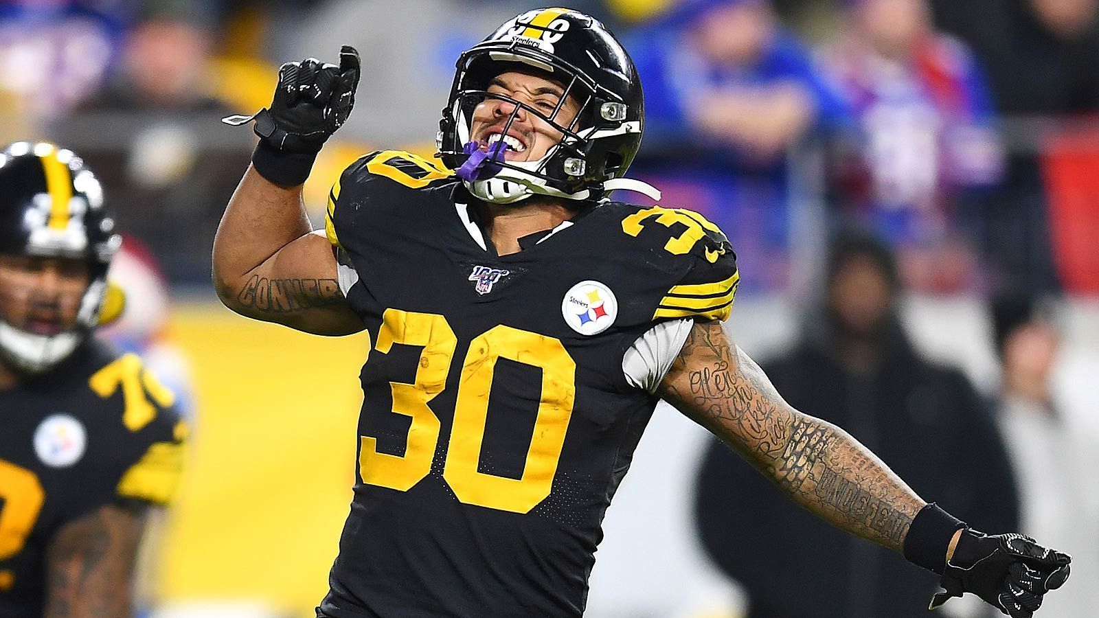 
                <strong>AFC: Pittsburgh Steelers (8-7)</strong><br>
                Die Pittsburgh Steelers sichern sich einen Playoff-Platz ...&#x2022; wenn sie bei den Ravens gewinnen und die Titans gegen die Texans verlieren oder unentschieden sollen<br>&#x2022; wenn sie bei den Ravens unentschieden spielen und die Titans verlieren<br>&#x2022; wenn die Titans gegen die Texans verlieren, die Colts gegen die Jaguars gewinnen und die Raiders gegen die Denver Broncos verlieren oder unentschieden spielen<br>&#x2022; wenn die Titans gegen die Texans verlieren, die Colts gegen die Jaguars gewinnen und die Steelers nach der Tiebreaker-Regelung mit den Raiders gleichziehen würden. Die Steelers egalisieren den Strength of Victory-Vergleich mit den Raiders, wenn die Minnesota Vikings (vs. Chicago Bears), Green Bay Packers (@Detroit Lions), Kansas City Chiefs (vs. Los Angeles Chargers) und Miami Dolphins (@New England Patriots) allesamt gewinnen.<br>
              