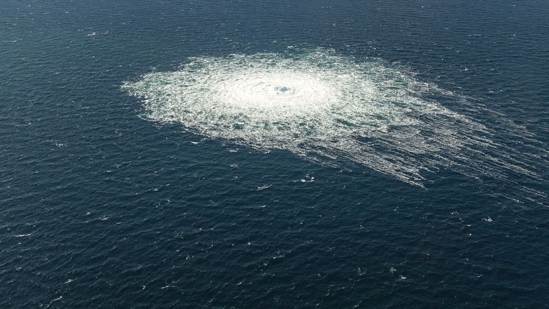 Das vom dänischen Verteidigungskommando zur Verfügung gestellte Foto zeigt das Nord-Stream-2-Gasleck in der Nähe von Bornholm.