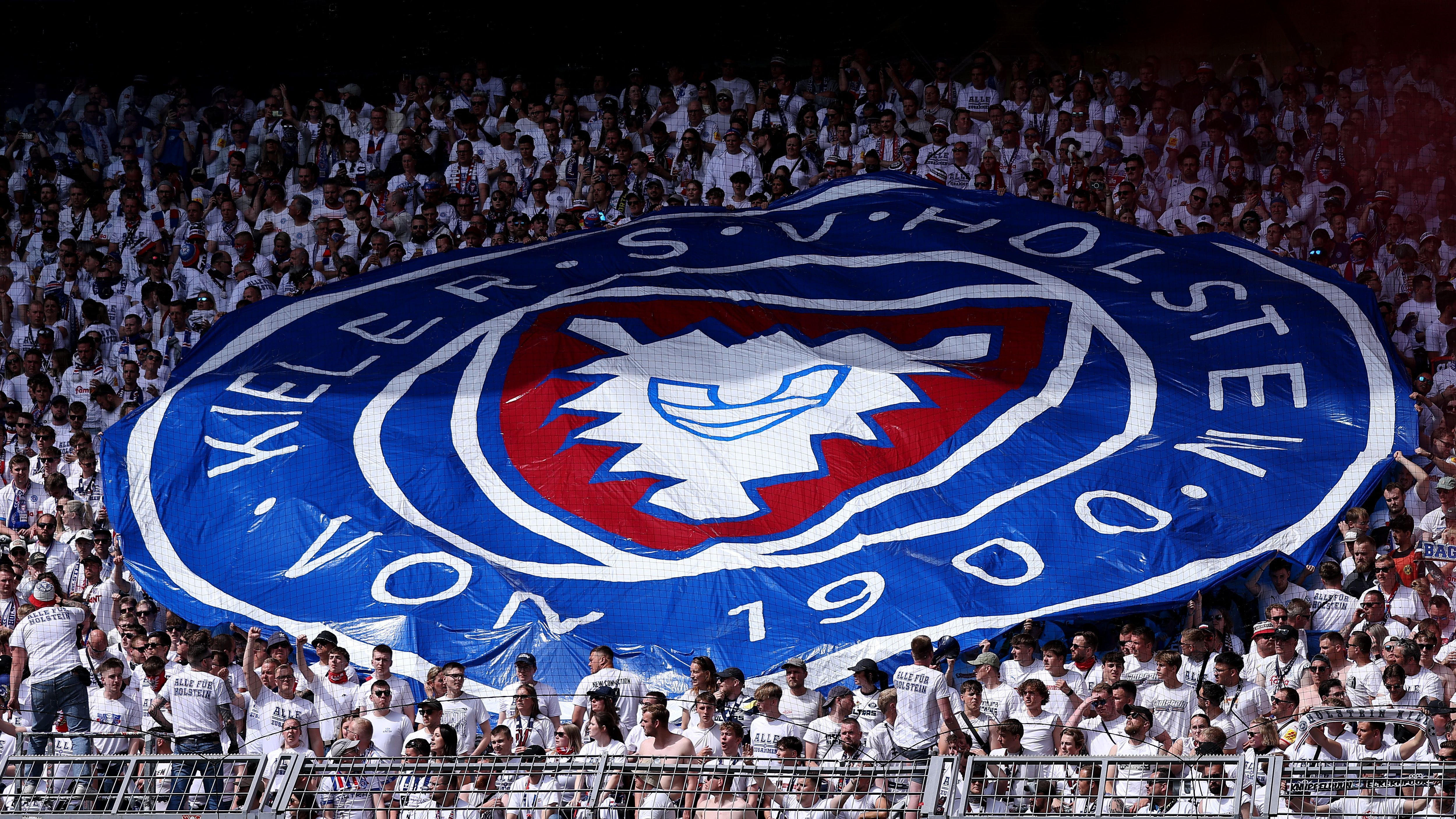 <strong>Platz 13:&nbsp;Holstein Kiel</strong><br>• Durchschnittliche Anzahl an Auswärtsfans: 2.765<br>• Höchste Anzahl an Auswärtsfahrern: 8.000 (in Dortmund)<br>• Niedrigste Anzahl an Auswärtsfahrern: 700 (in Heidenheim)