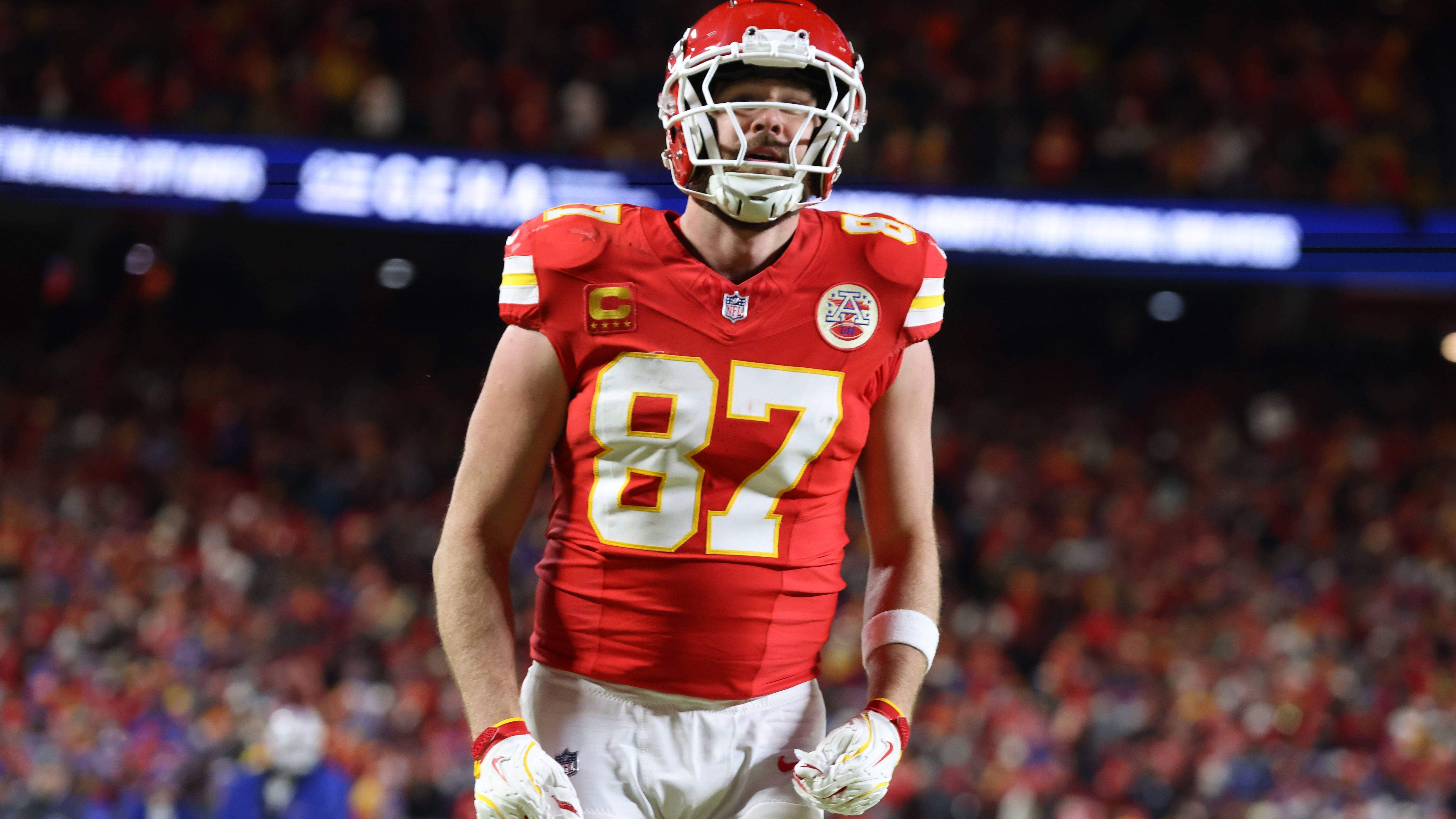 <strong>Travis Kelce klettert in Top 5 der All-Time-Receptions-Liste</strong><br>Der Rekord mit 1.549 Catches wird 2025 definitiv bei Jerry Rice bleiben. Dennoch könnte Travis Kelce in der kommenden Saison ein Meilenstein gelingen. Aktuell befindet er sich in der Liste der All-Time-Receptions auf Platz 14 mit 1.004 Catches. Doch mit einer starken Saison kann Kelce neun Spieler überholen und auf Platz 5 vorrücken. Mit 99 Catches würde Kelce u.a. Marvin Harrison, Terrell Owens und Steve Smith Jr. hinter sich lassen.