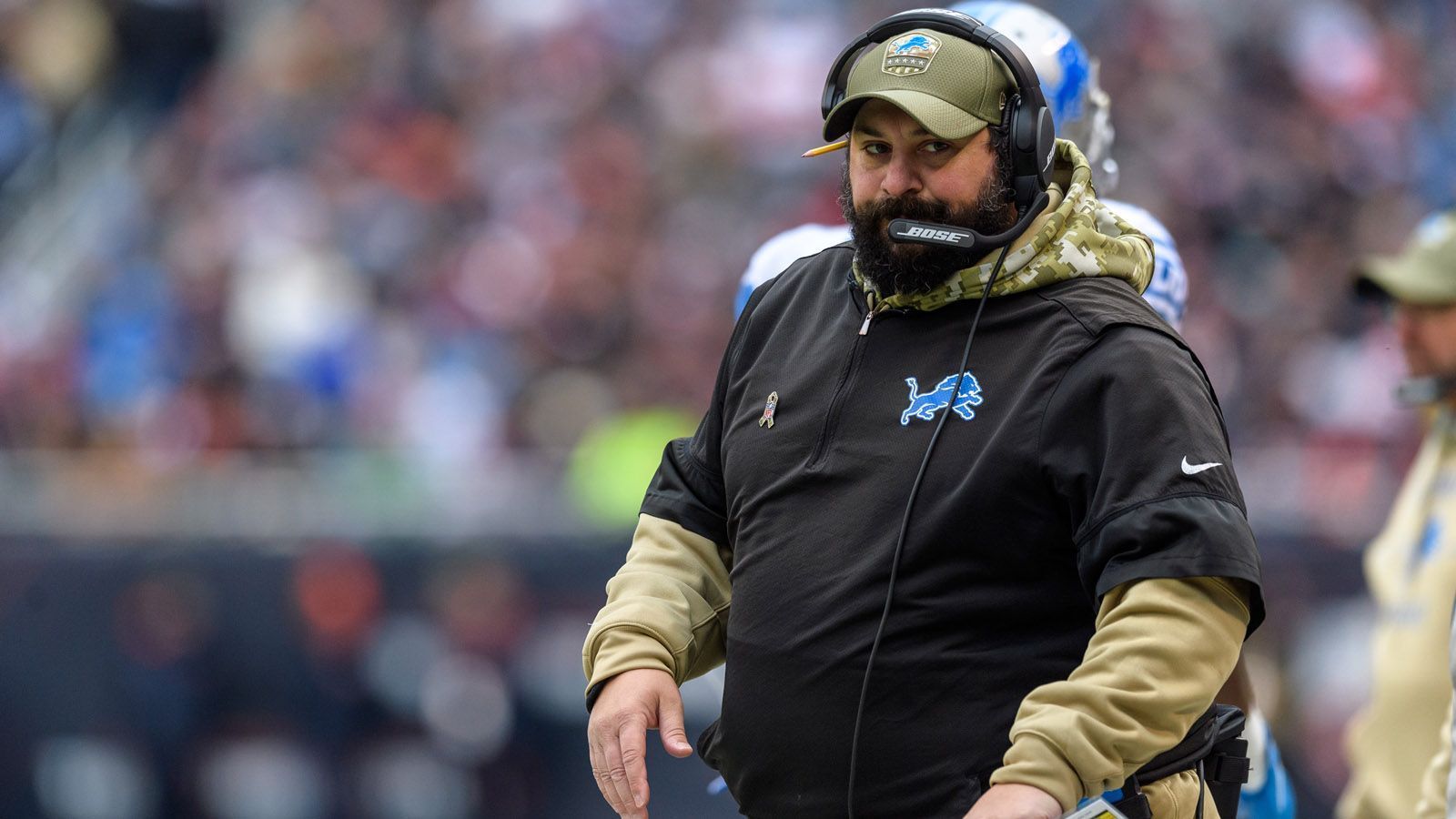 
                <strong>Bilanz von Matt Patricia seit 2018 unterirdisch</strong><br>
                Es fängt mit den einfachsten Zahlen an: Den Bilanzen. Seit 2018 konnte Matt Patricia lediglich zehn Spiele gewinnen. Dem stehen ganze 25 Niederlagen und ein Unentschieden gegenüber. 2019 setzte es sogar eine peinliche Bilanz von 3-12-1. Verglichen dazu sieht Vorgänger Jim Caldwell aus wie ein echter Siegertyp - und das ebenfalls mit Quarterback Matthew Stafford, der in seiner ganzen Karriere konstant gute Zahlen liefert. Das Duo kam in den Jahren 2014 bis 2017 immerhin auf 36 Siege und 28 Niederlagen. Außerdem schafften sie es mit dem Team zwei Mal in die Playoffs. 
              