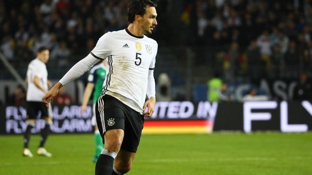 
                <strong>Mats Hummels</strong><br>
                Mats Hummels: Der Neu-Münchner musste oft für seinen weit aufgerückten Nebenmann Boateng aufräumen. Hatte in den meisten Fällen aber alles im Griff. Bereitete zudem das 2:0 per Kopf vor. In der zweiten Halbzeit so gut wie gar nicht mehr defensiv gefordert. Ran-Note: 2,5
              