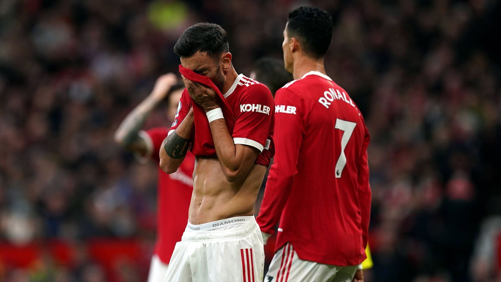 
                <strong>United ergibt sich in sein Schicksal</strong><br>
                In der zweiten Hälfte passiert nicht mehr viel. Manchester City kontrolliert Ball und Gegner und lässt die Red Devils hinterherlaufen. United ergibt sich seinem Schicksal, auch die Impulse von der Bank, durch Einwechslungen, verpuffen völlig. Jadon Sancho kommt in fast einer ganzen Halbzeit nicht einmal auf 20 Ballkontakte. 
              