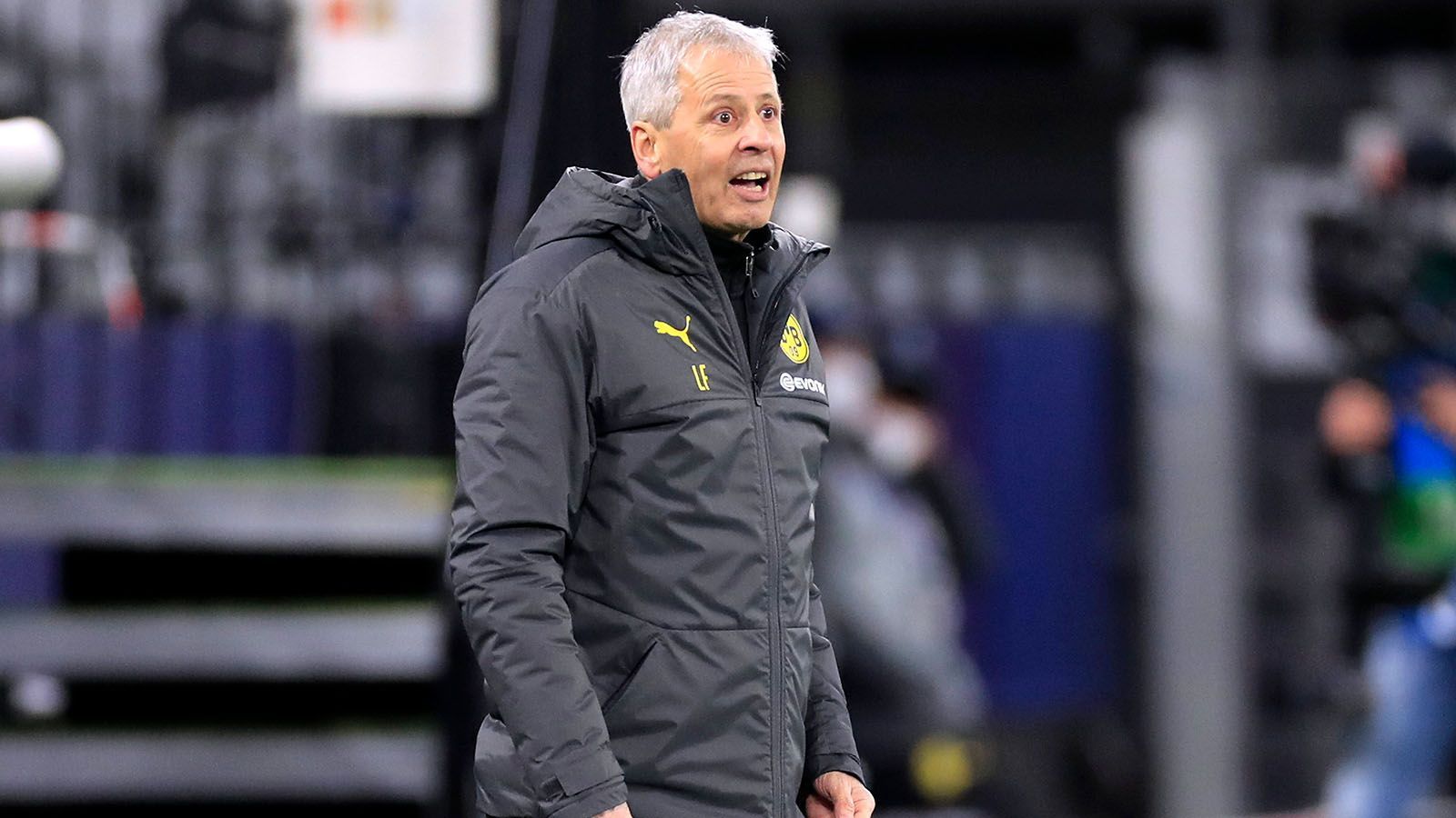 
                <strong>Lucien Favre (vereinslos, zuletzt Borussia Dortmund)</strong><br>
                Bereits von 2018 bis 2020 war der Schweizer Trainer von Borussia Dortmund. Mitte Dezember 2020 trennte sich der Klub von Favre, nachdem der BVB mit 1:5 gegen den VfB Stuttgart verlor. In der Folge übernahm Edin Terzic das Team und gewann den DFB-Pokal. Favre wartet seit seiner Entlassung bei Dortmund auf einen neuen Job. Aber: Auch bei Borussia Mönchengladbach soll der 64-Jährige Kandidat auf den Trainerposten sein.
              