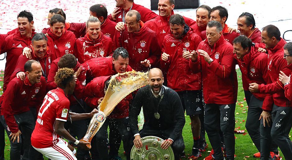 
                <strong>Pep Guardiola Bierdusche</strong><br>
                Im dritten Jahr die dritte Meisterschaft. Da gibt es für Pep Guardiola natürlich einiges zu feiern. Traditionell heißt das beim FC Bayern: Von den eigenen Spielern mit Weißbier geduscht werden. David Alaba macht beim Trainer-/Betreuerfoto den Anfang.
              