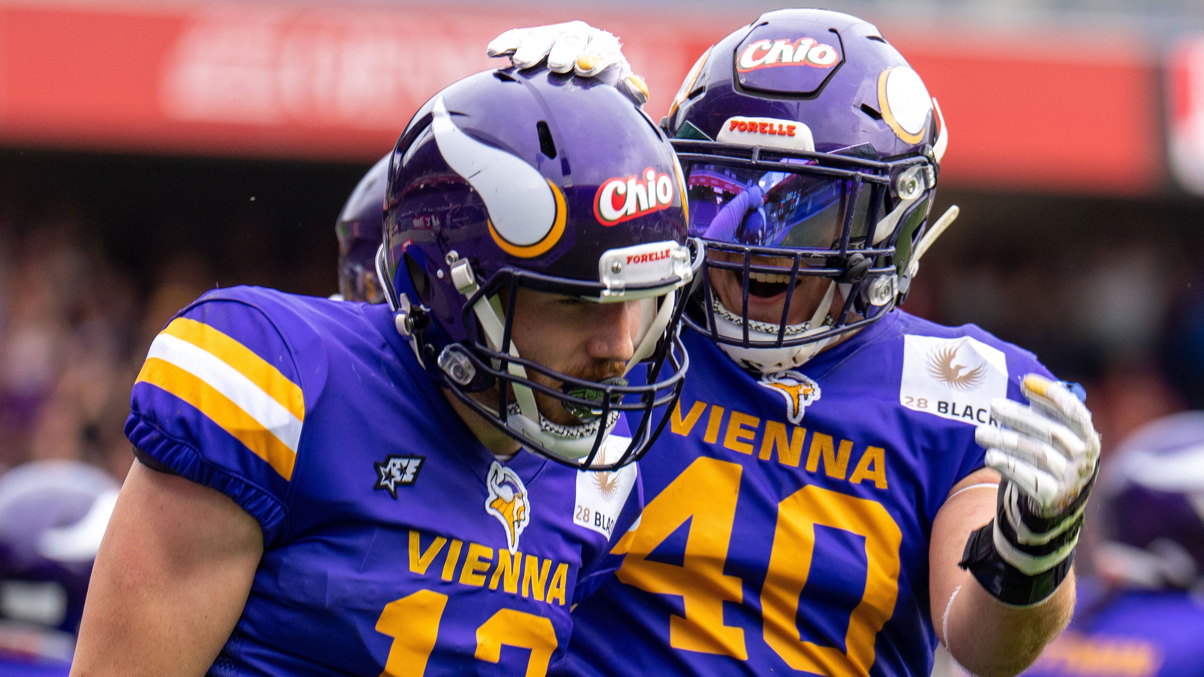 
                <strong>Platz 3: Vienna Vikings</strong><br>
                Für die Vikings spricht, dass sie beide Duelle gegen Barcelona gewannen. Die Defense agiert normalerweise sehr stabil. Trotz der beiden Klatschen ließ sie in dieser Saison lediglich 209 Punkte zu. Dies ist der zweitbeste Wert der Liga. Der Angriff rangiert mit 352 Punkten auf Platz 3. Quarterback Jackson Erdmann steht mit 2849 Passing Yards ligaweit auf Platz 5, Anton Wegan mit 731 Rushing Yards auf Platz 3.
              