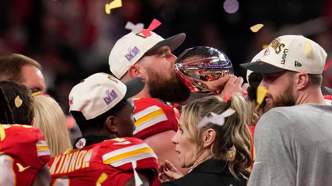 Travis Kelce von den Kansas City Chiefs küsst nach dem Super Bowl-Triumph die Trophäe.